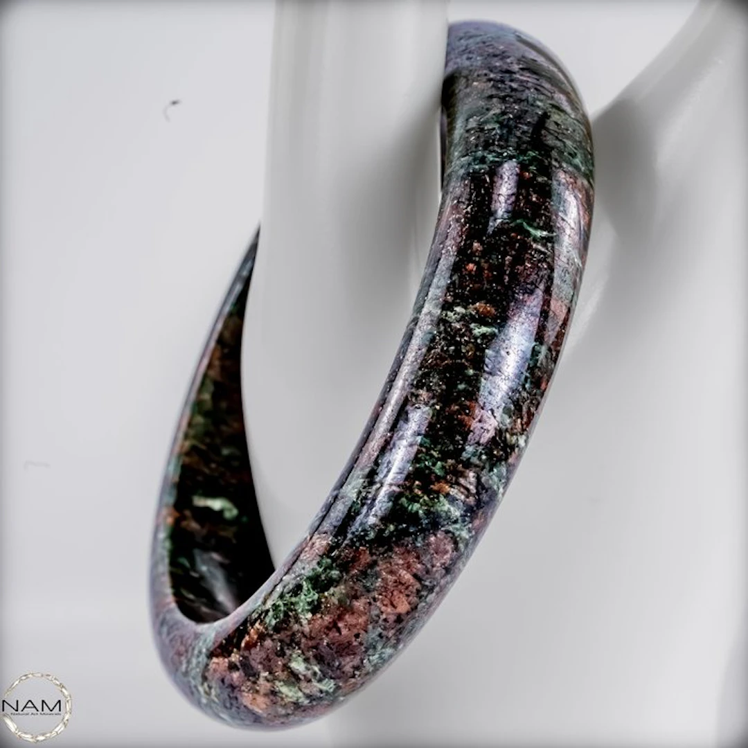 Garnet Bracelet – Expressive elegance with natural color...