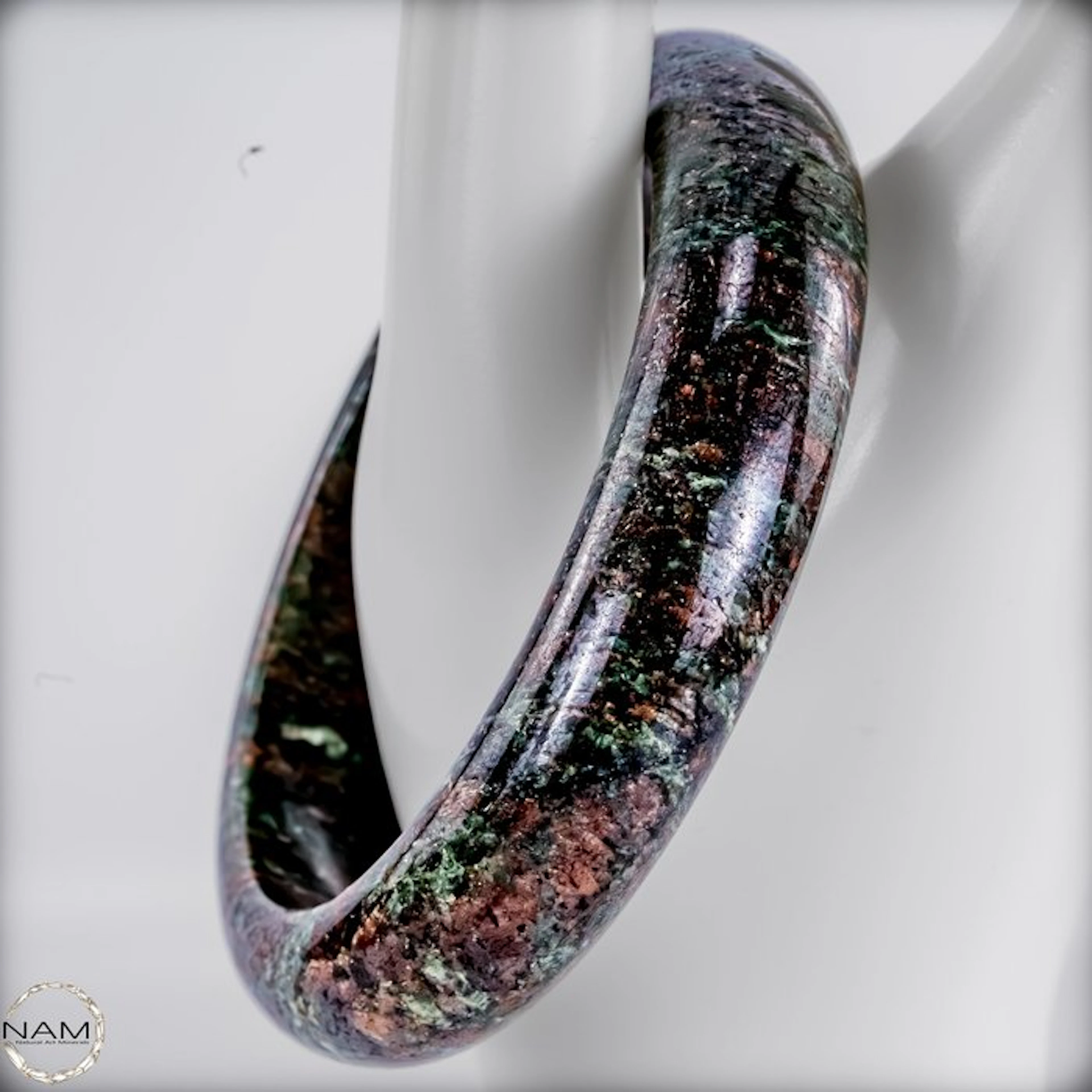 Garnet Bracelet – Expressive elegance with natural color...