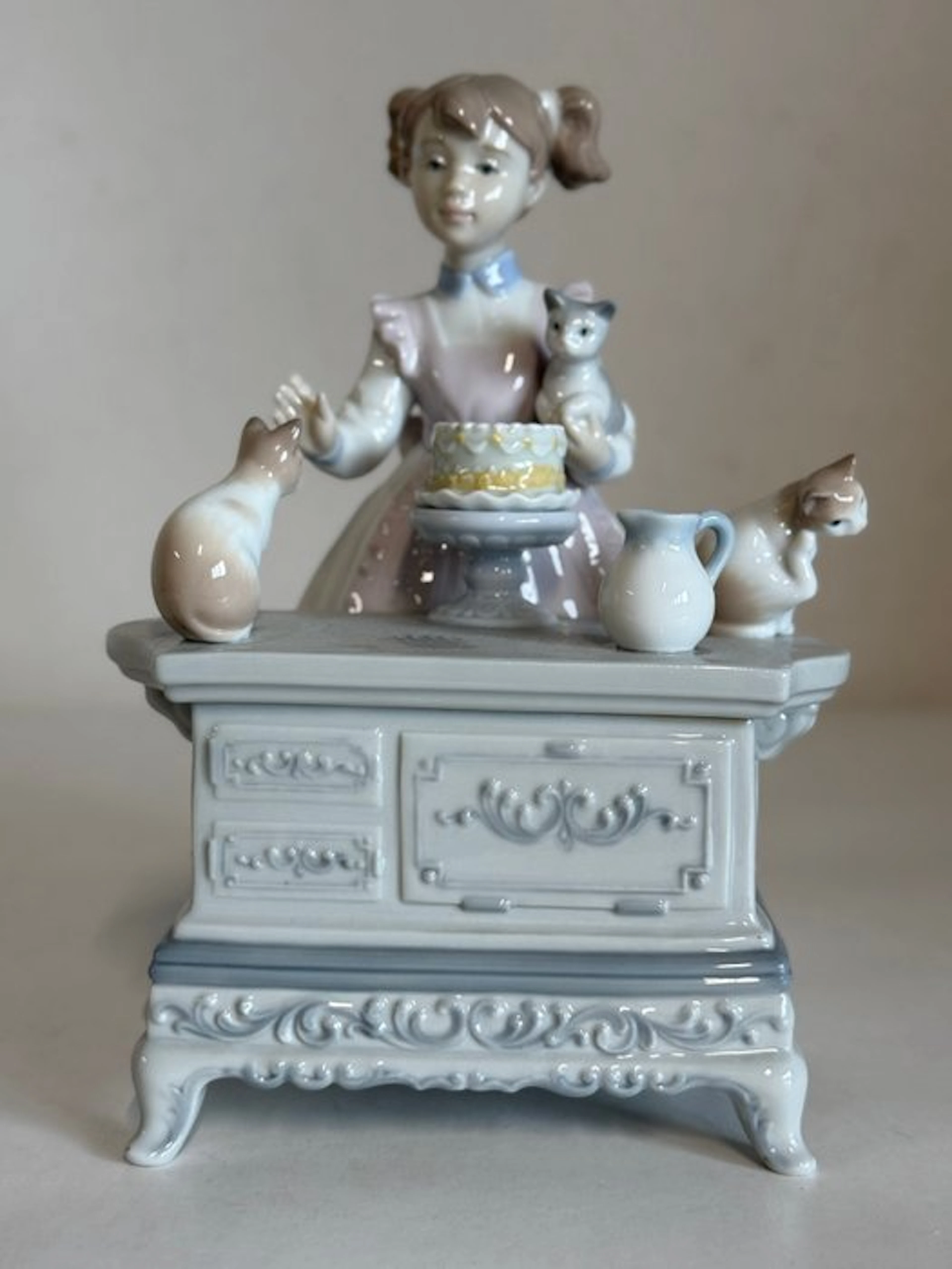 Lladró - Figurine - Birthday Party - Cumpleaños del Gatito #6134 - Porcelain