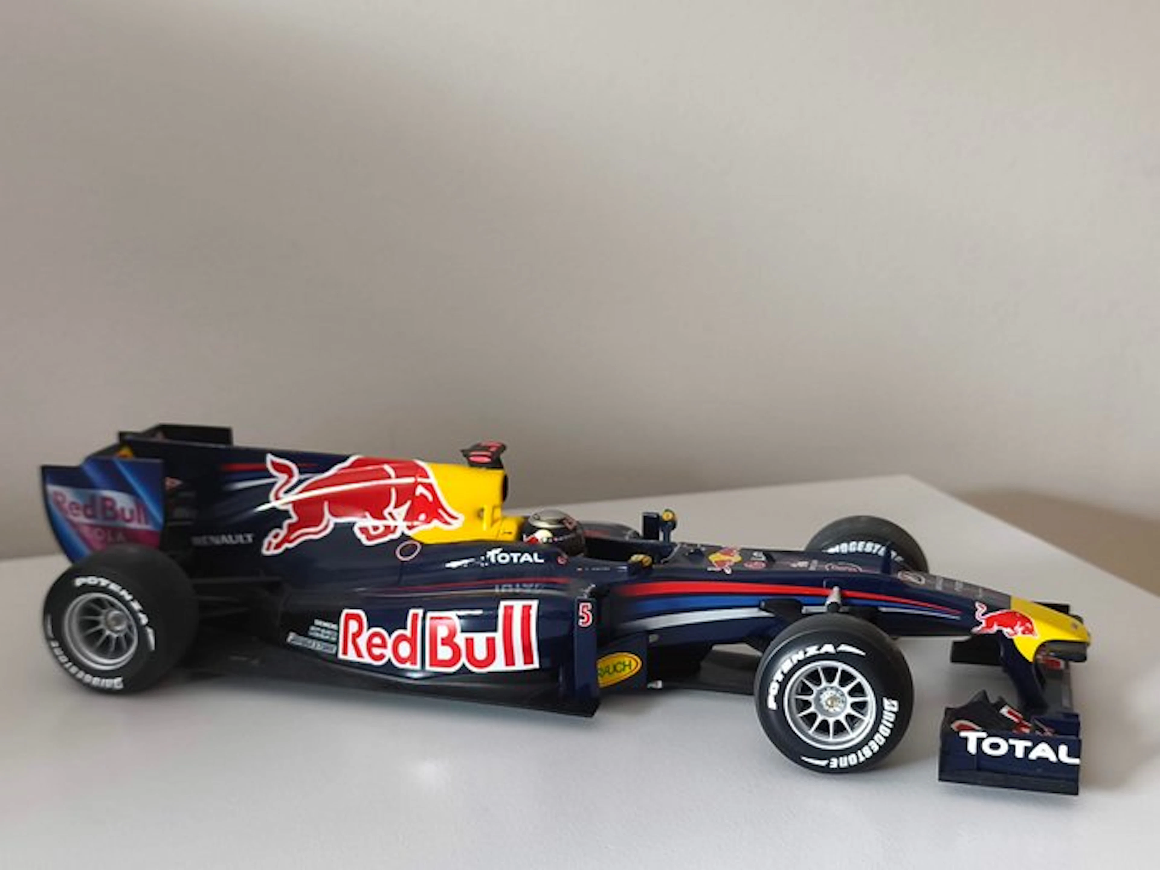 MiniChamps 1:18 - Model car - Red Bull RB6