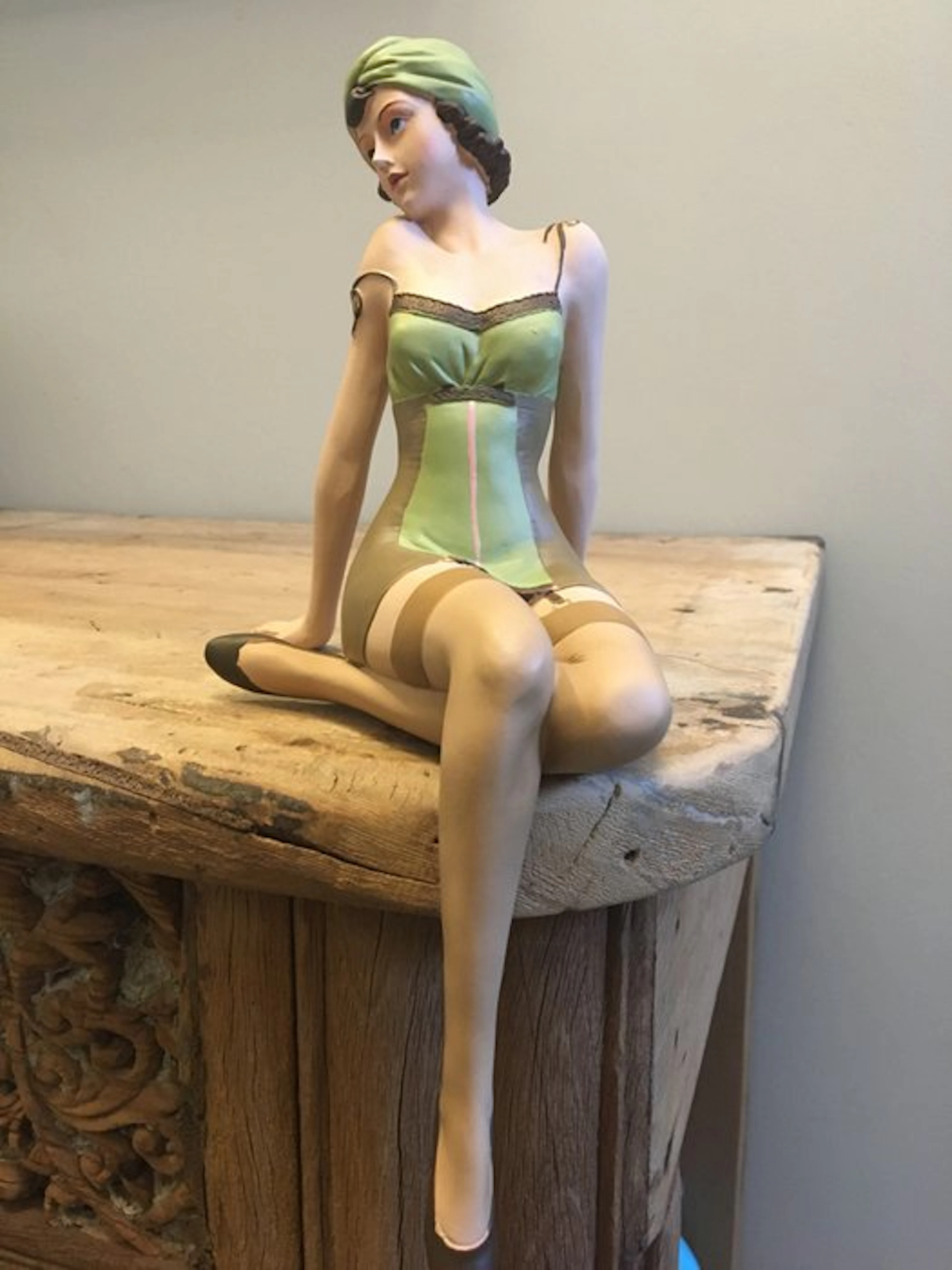 Figurine - SITTING LADY IN NEGLIGÉ - Resin