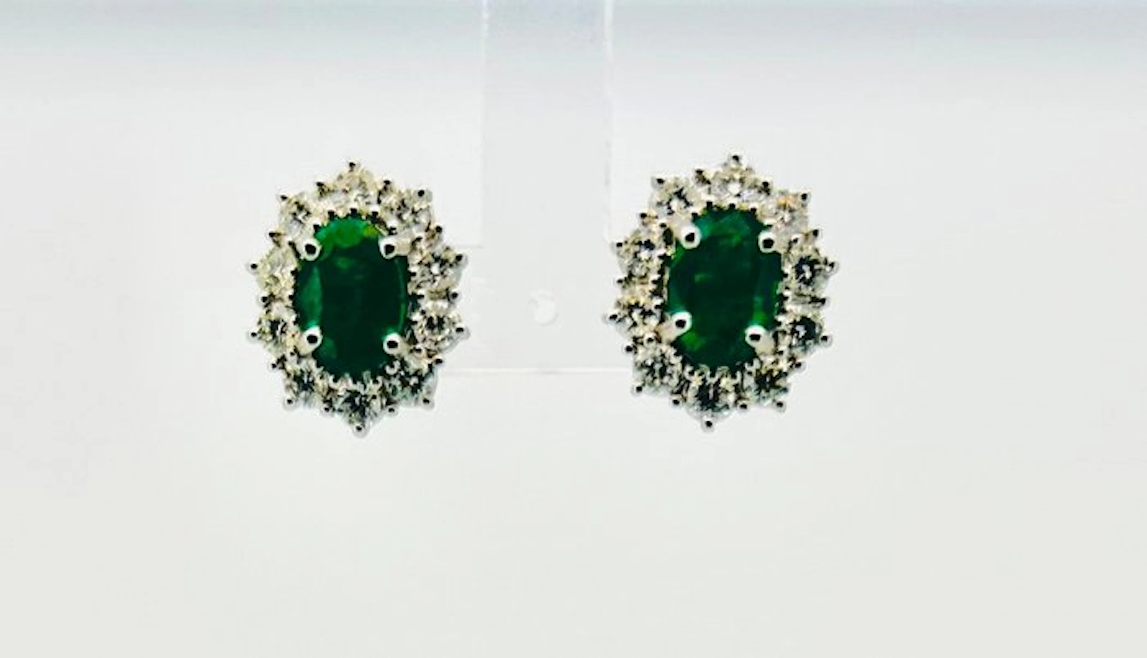 Earrings - 18 kt. White gold - 3.60ct. tw. Emerald - Diamond