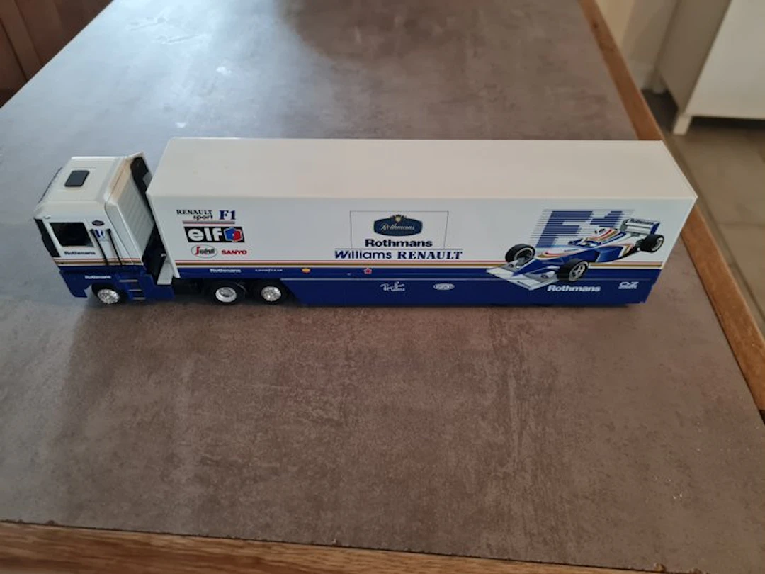 1:43 - Model truck - Renault Rothmans Williams transporter