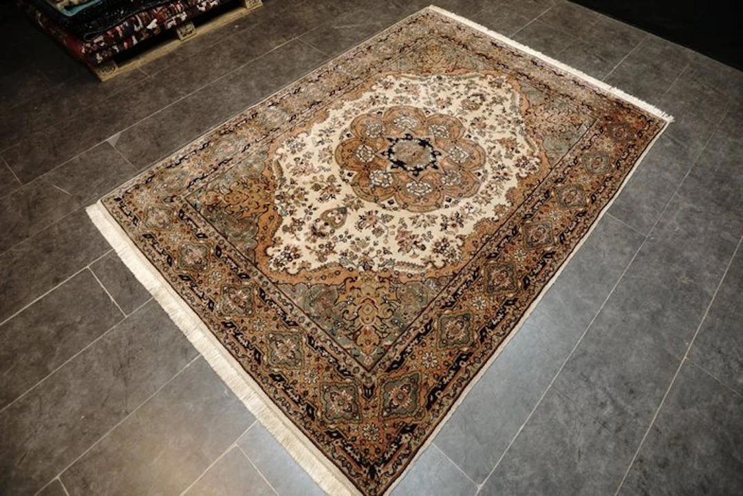 Tabriz - Carpet - 240 cm - 174 cm