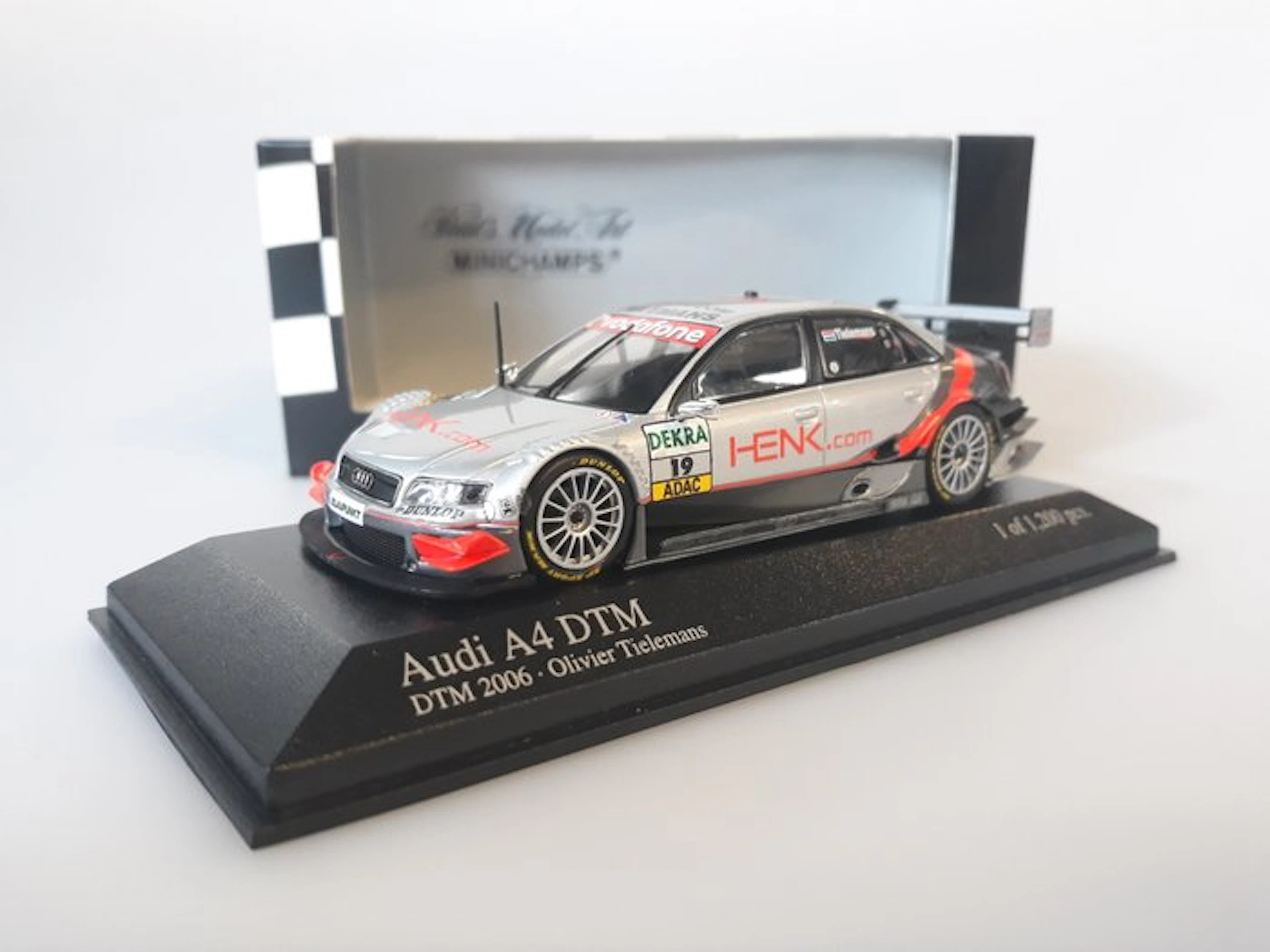 MiniChamps 1:43 - Model race car - Audi A4 DTM #19 Team...
