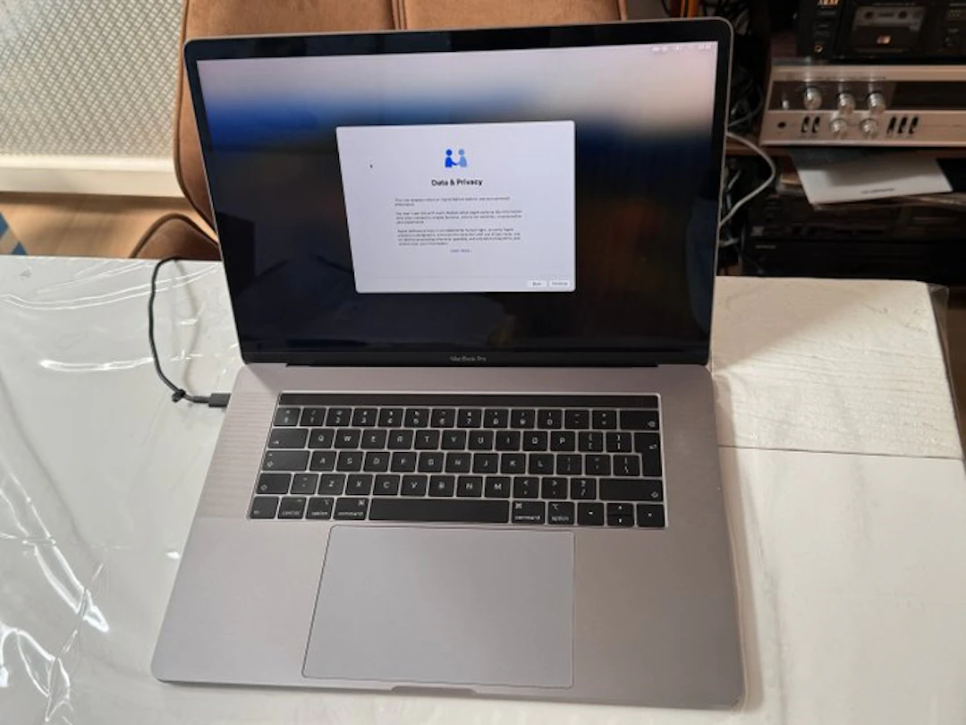 Apple MacBook Pro 15.4-inch Intel Core i7 - Laptop (1)