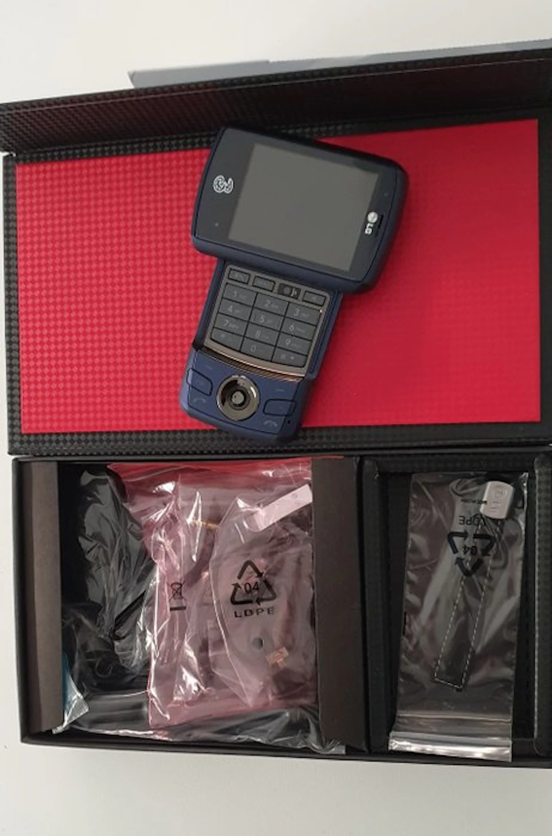 LG U960 - Mobile phone - In original box