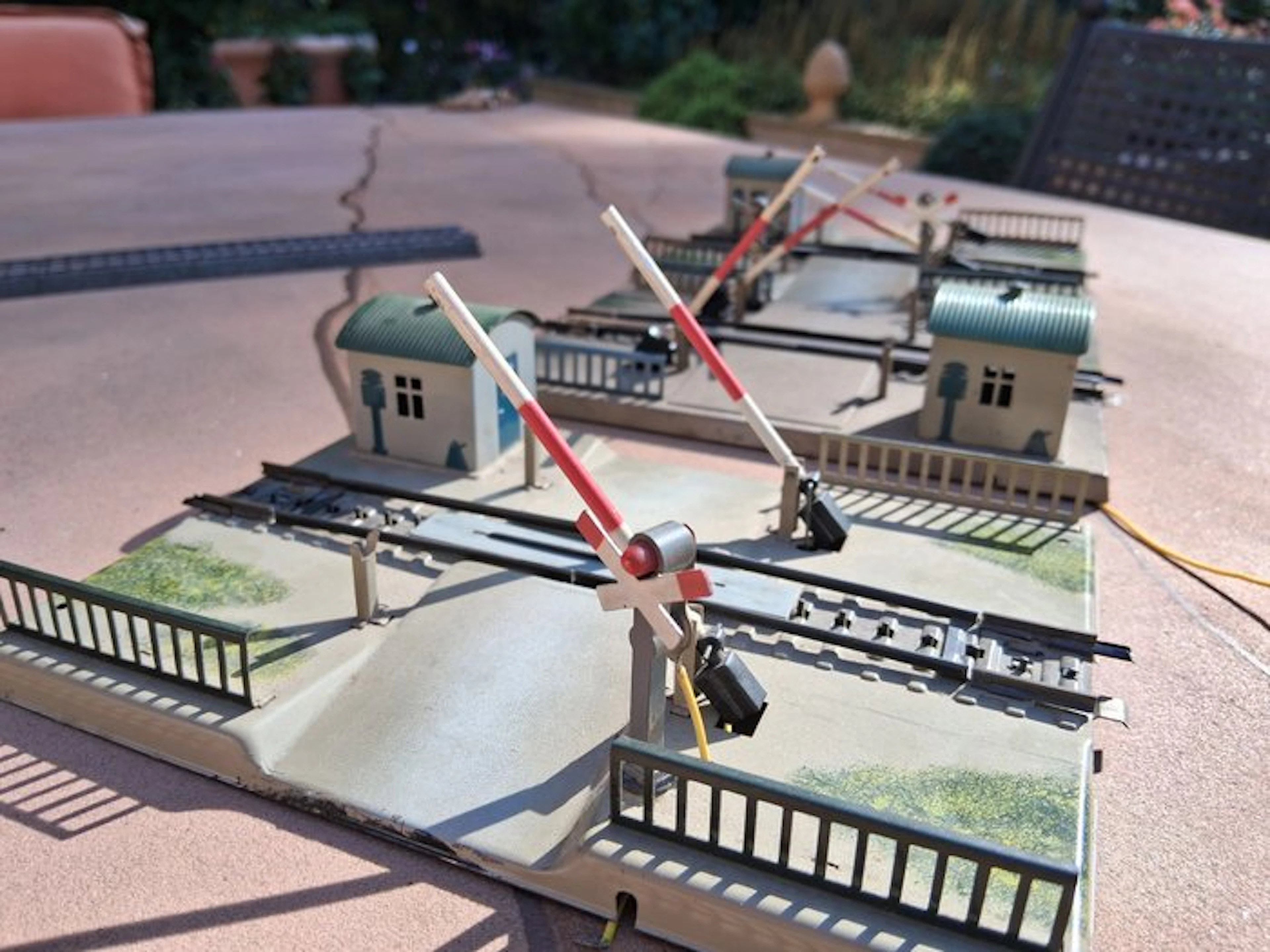 Märklin H0 - 457/7390 - Model train scenery (3) - 3x mechanischer Bahnübergang