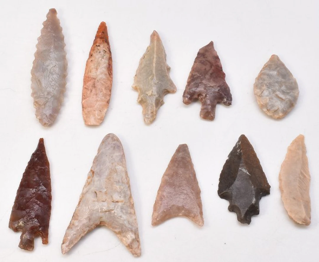 Neolithic Jasper, Flint 10 arrowheads, 2.5 cm to 4 cm (No reserve price)