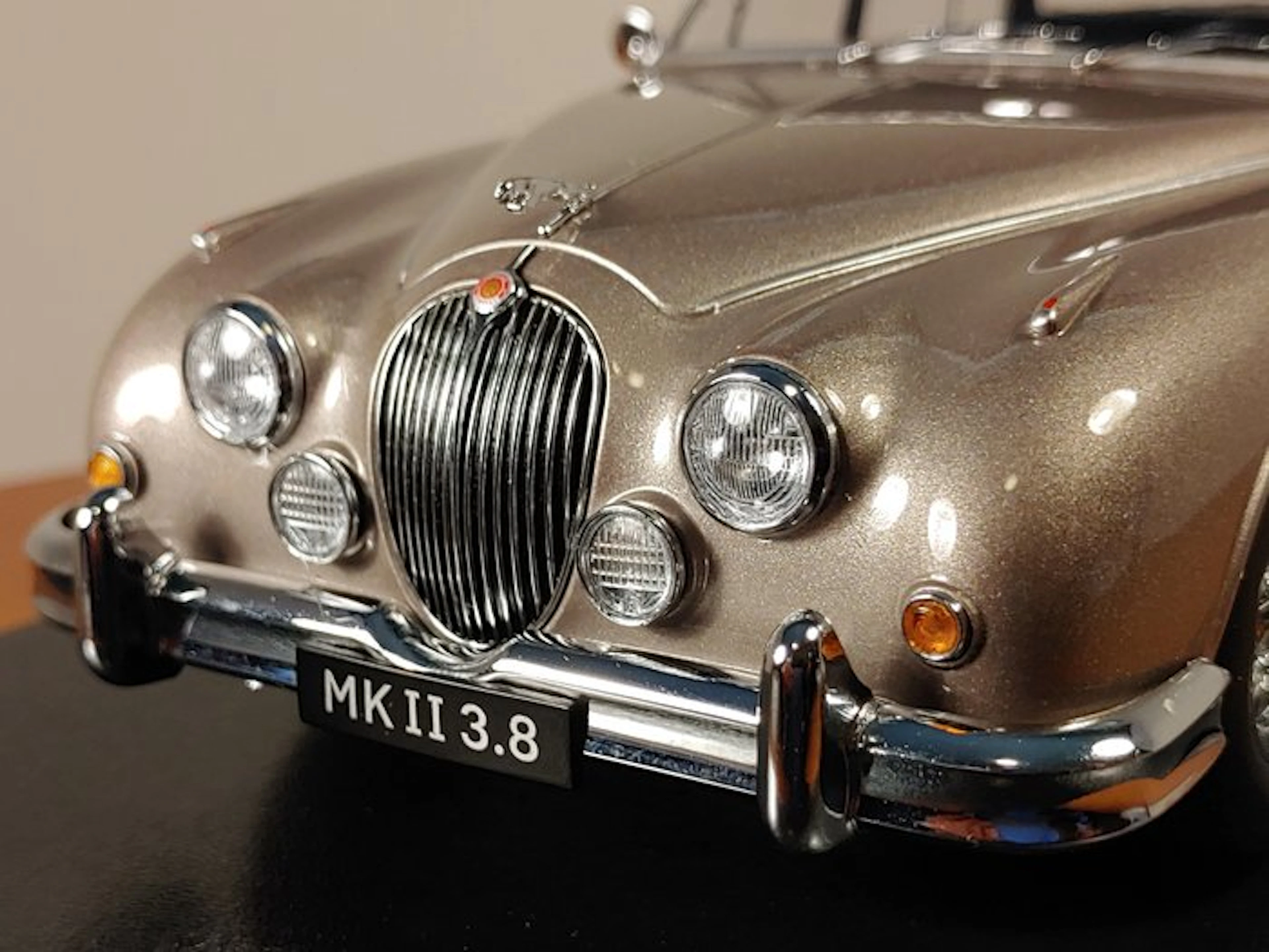 KK-Scale 1:18 - Model sedan - Jaguar Mk II 3.8 LHD (1959) - Pearlsilber