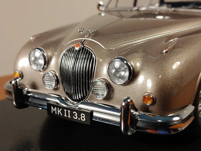 KK-Scale 1:18 - Model sedan - Jaguar Mk II 3.8 LHD (1959) - Pearlsilber