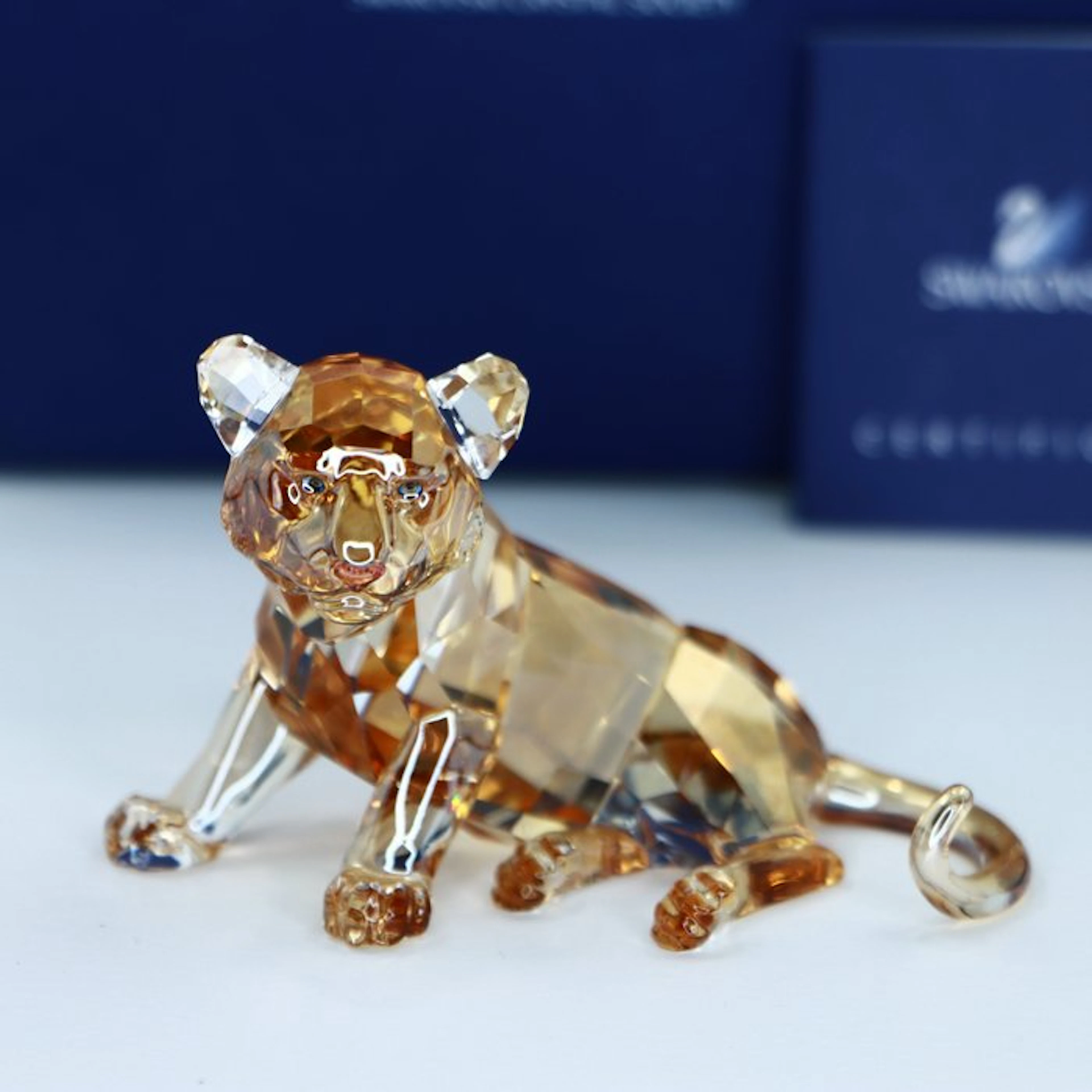 Figure - Swarovski - Tijgerjong Zittend (Boxed + certificate) - Crystal