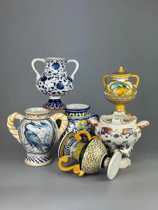 Themed collection - Collection of 6 vases and jugs in polychrome maiolica