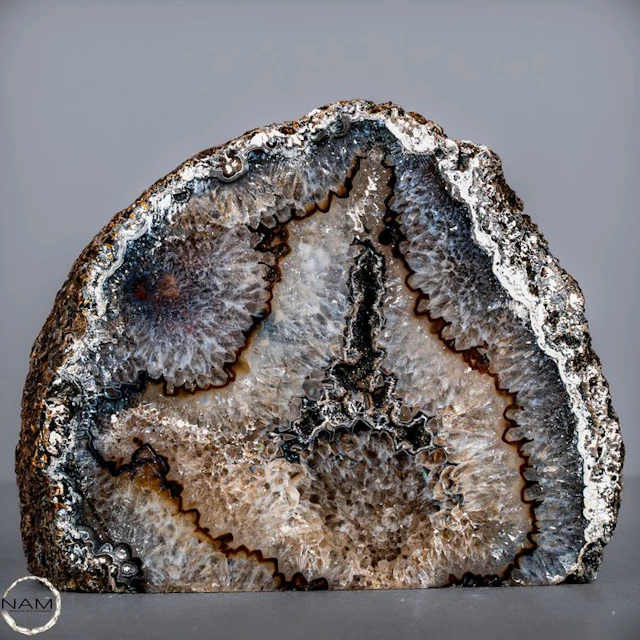 Exceptional agate druzy with fascinating crystal...