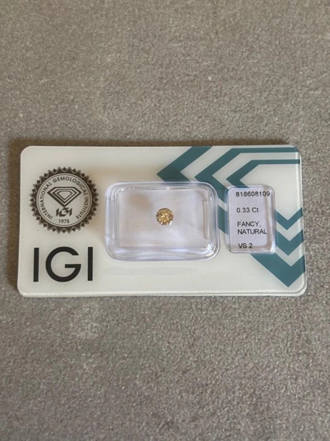 No reserve price - 1 pcs Diamond (Natural coloured)...