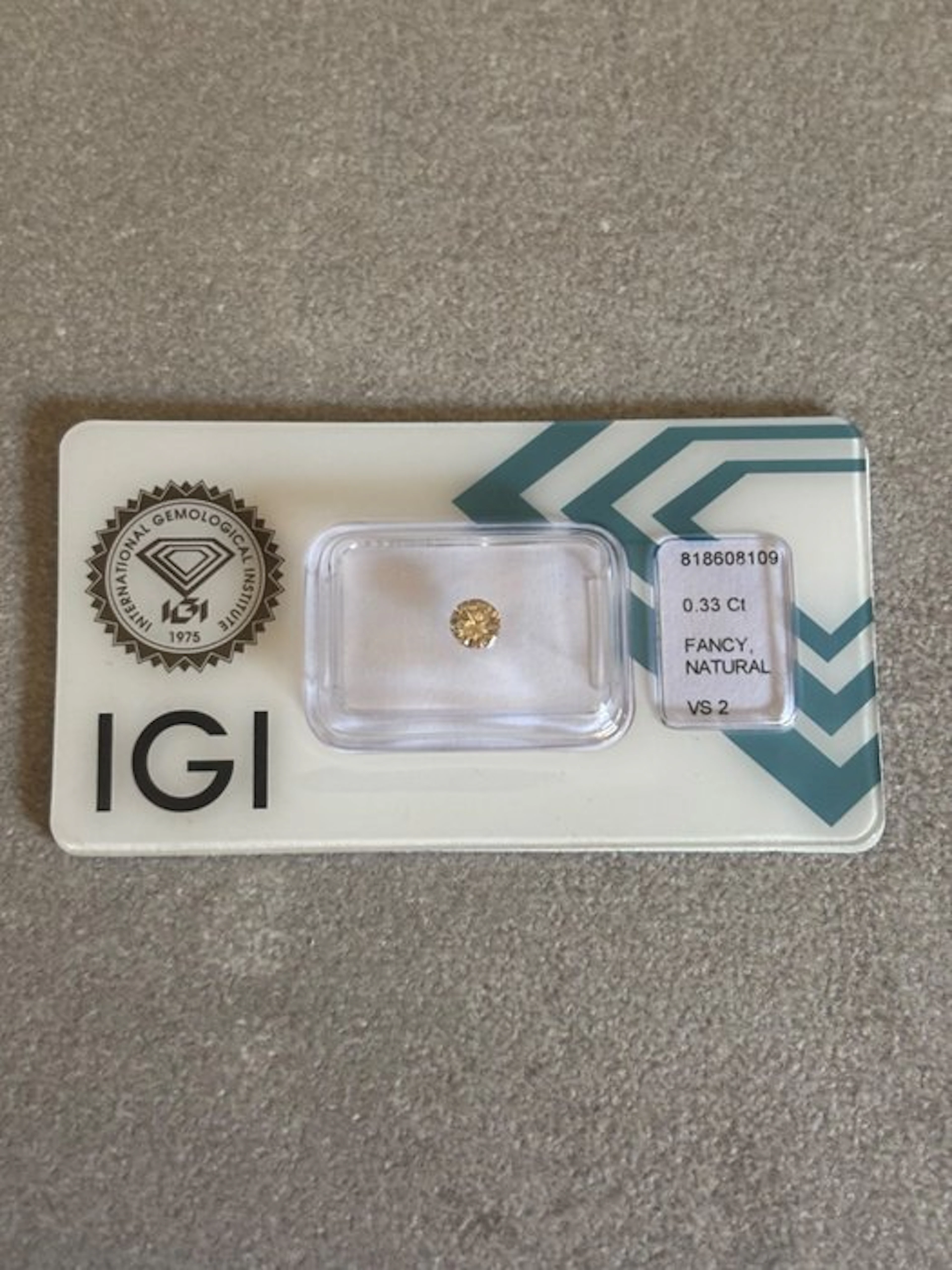 No reserve price - 1 pcs Diamond (Natural coloured)...