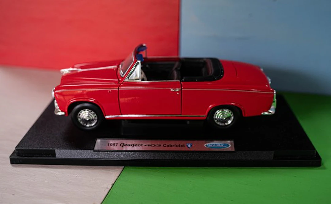 Welly 1:18 - Model car - Peugeot 403 cabriolet