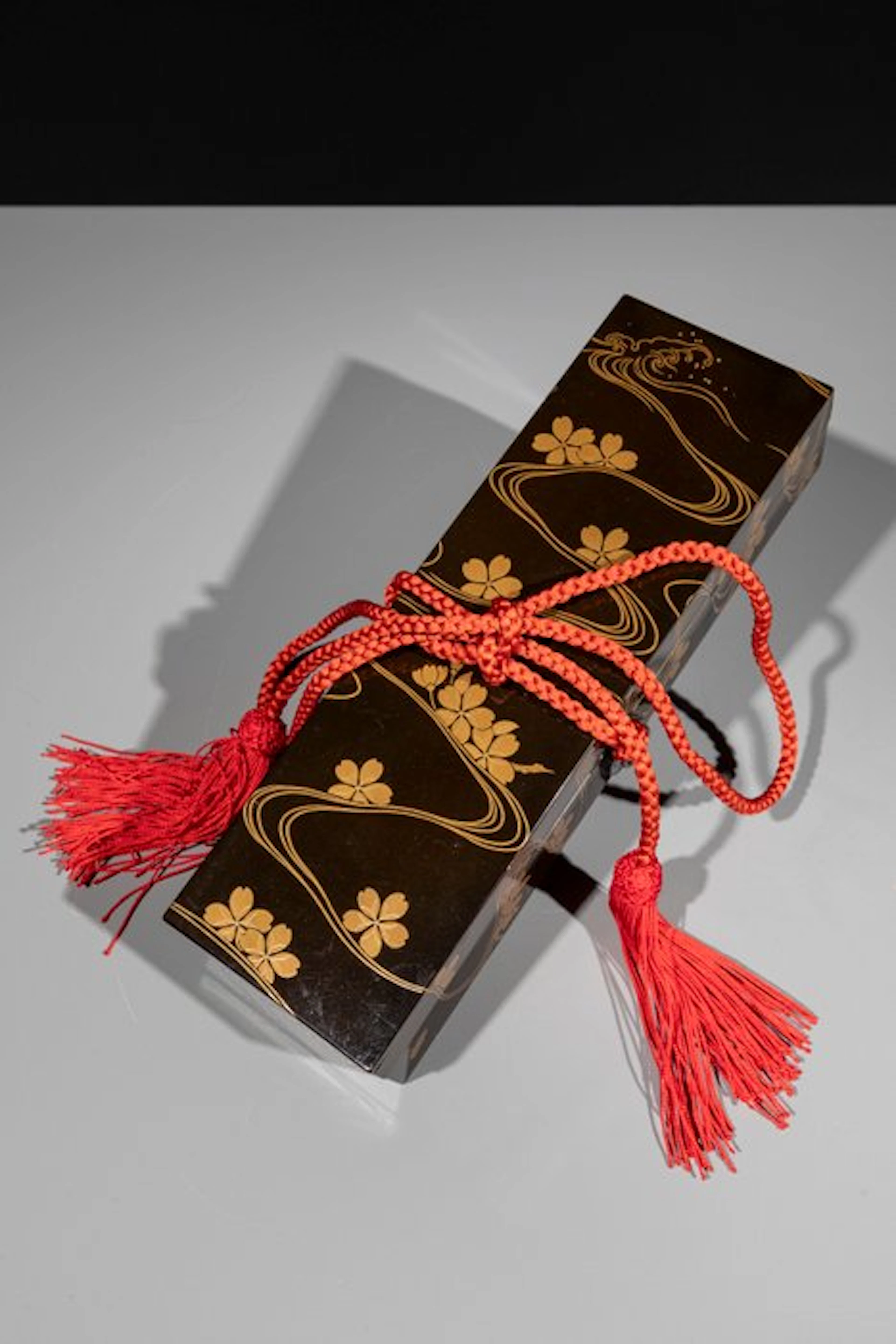Box - A lacquered fubako (文箱/文筥) box with gold maki-e depicting cherry blossoms