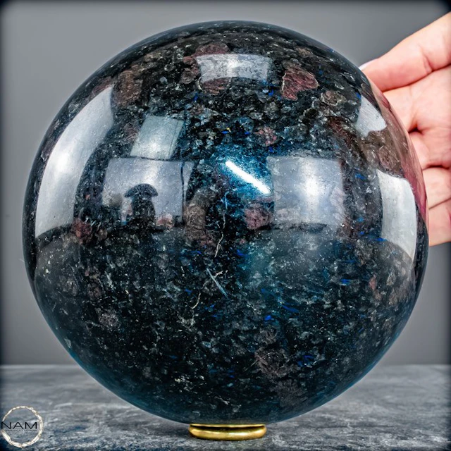 Powerful arfvedsonite-garnet sphere – Dark elegance with...