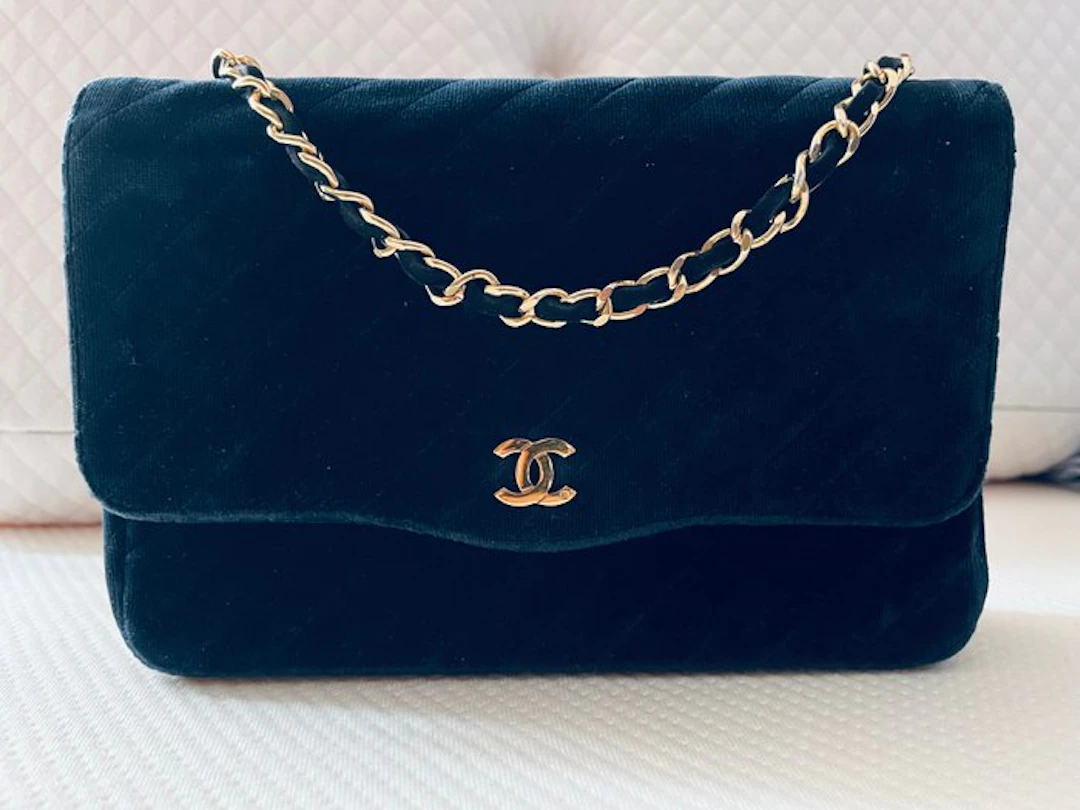 Chanel - Timeless Classic Flap Medium - Handbag