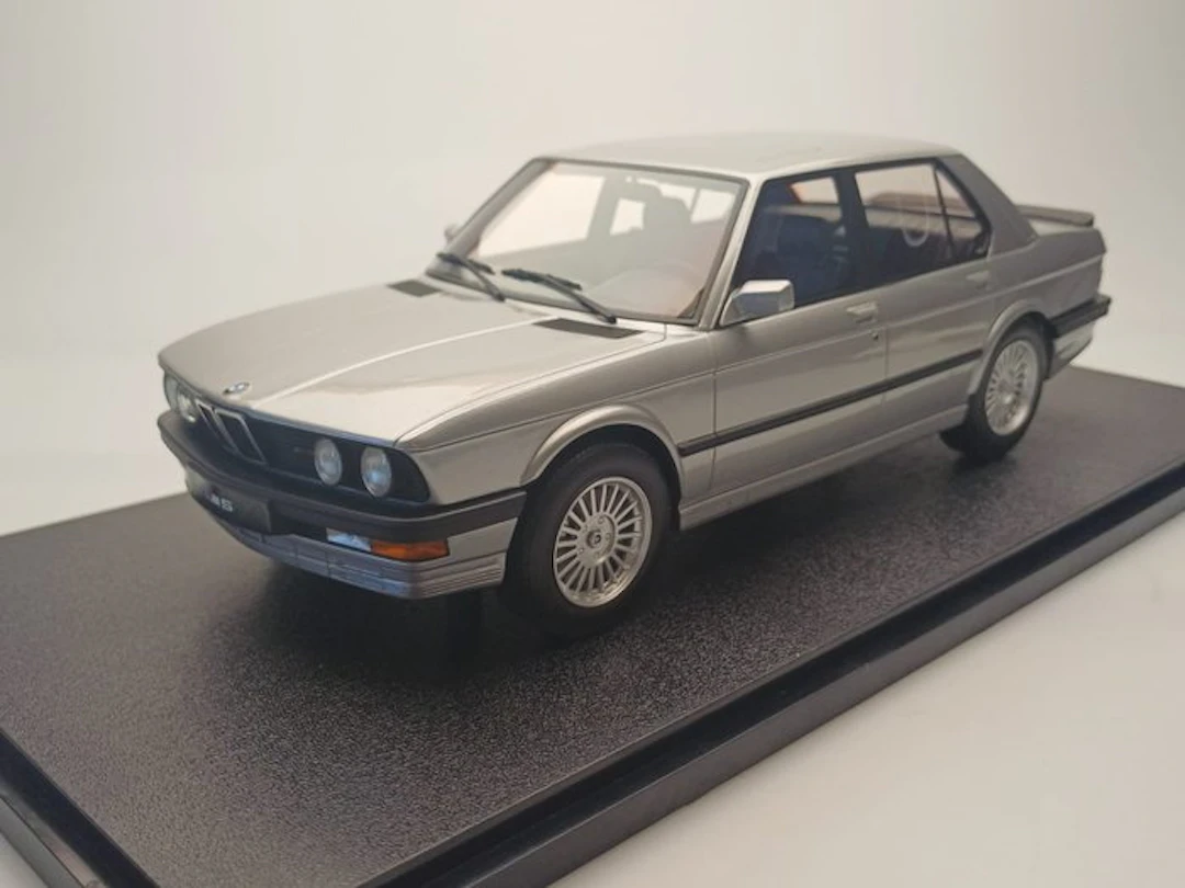 maxima 1:18 - Model car - BMW E28 M5 - Zilvergrijs - Very rare!