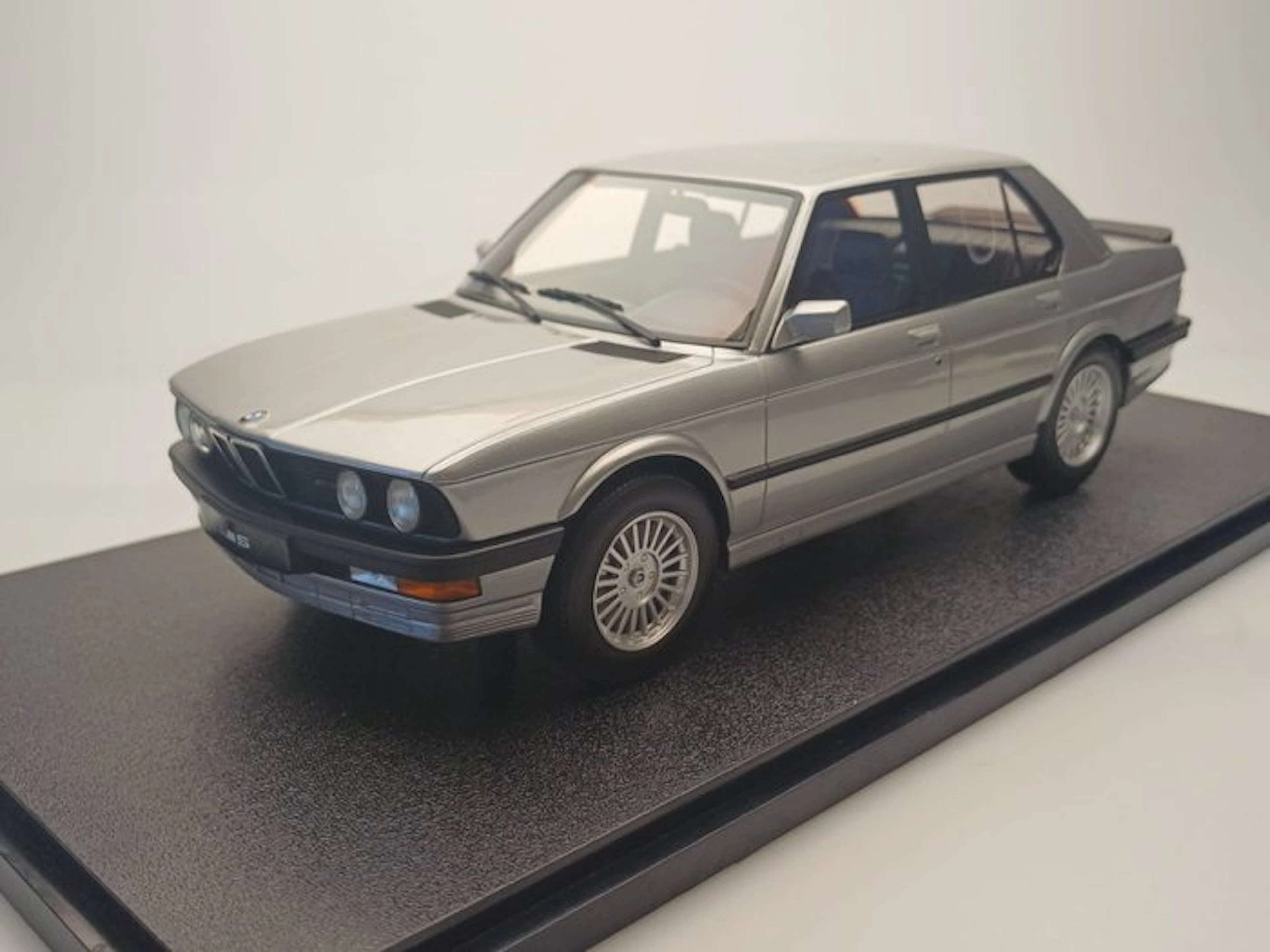 maxima 1:18 - Model car - BMW E28 M5 - Zilvergrijs - Very rare!