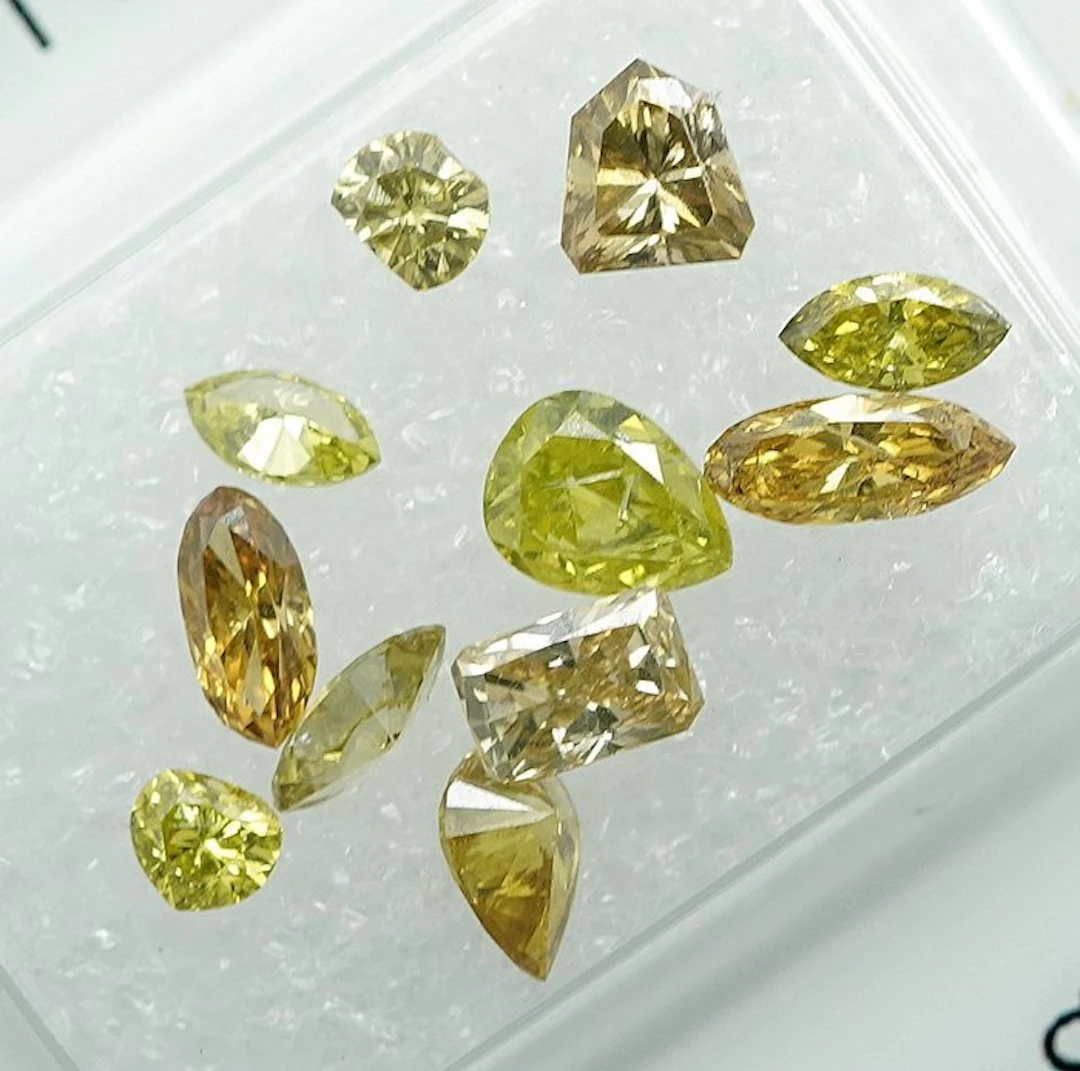 11 pcs Diamond (Colour-treated) - 1.51 ct - Mixed shape...