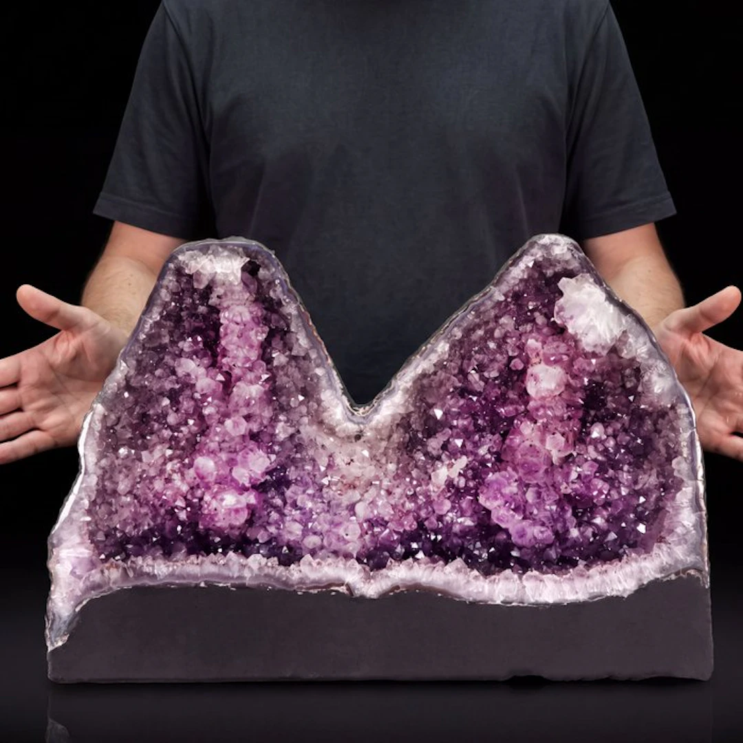 Vivid Amethyst - 'Pyramid' Geode - 31x44x17 cm- 23.4 kg