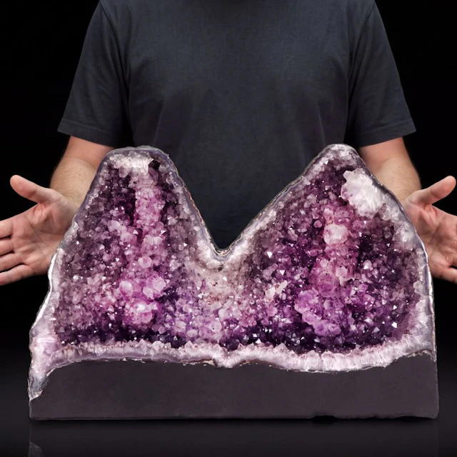 Vivid Amethyst - 'Pyramid' Geode - 31x44x17 cm- 23.4 kg