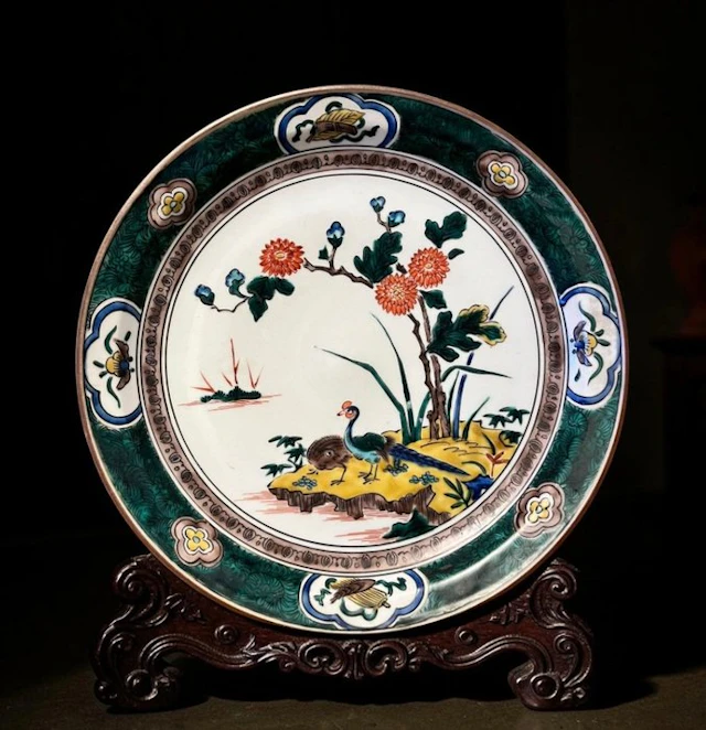 Large Kutani porcelain platter – Mark "Fuku" (福) – Relief enamels – Japan