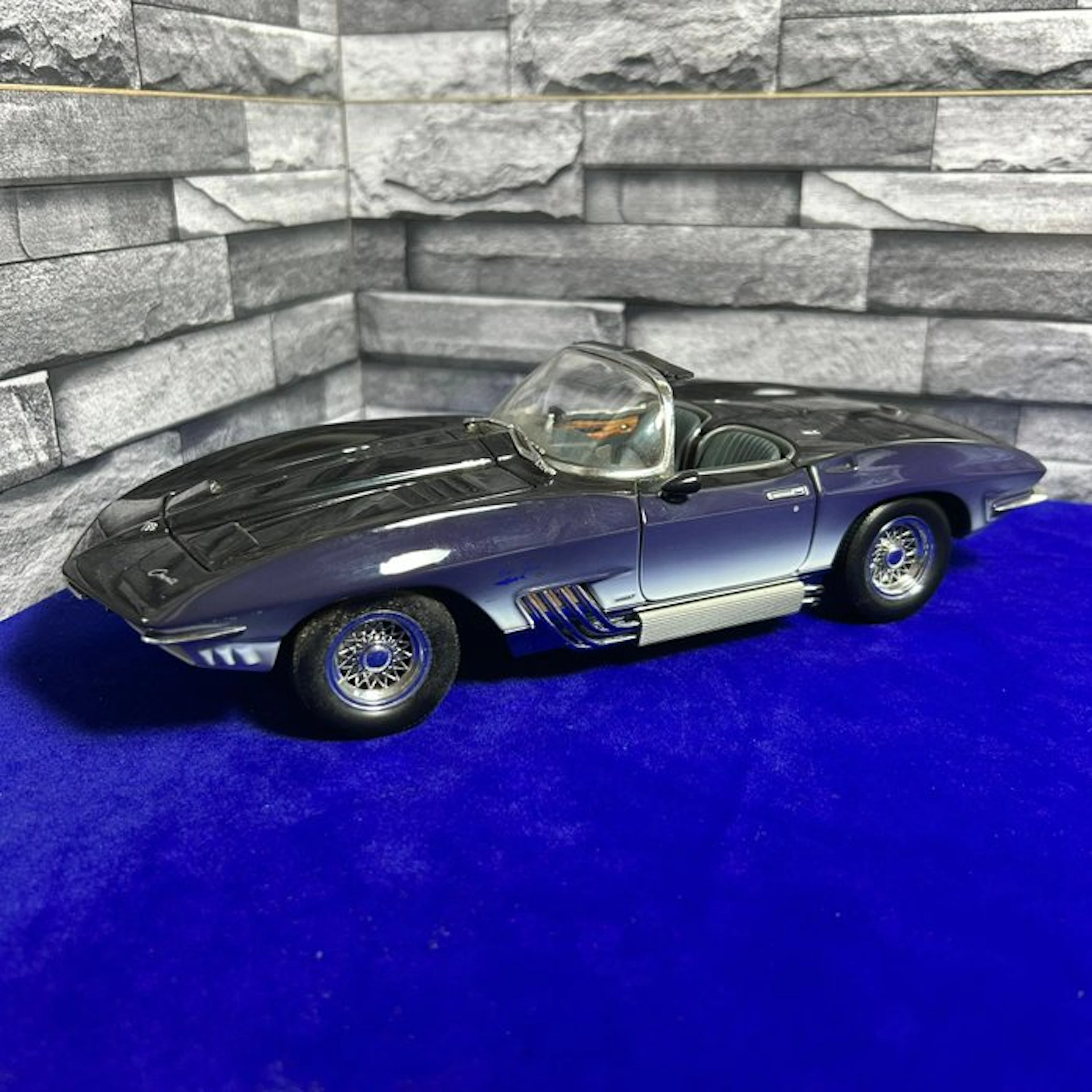UT Models 1:18 - Model car - Chevrolet Corvette Mako...