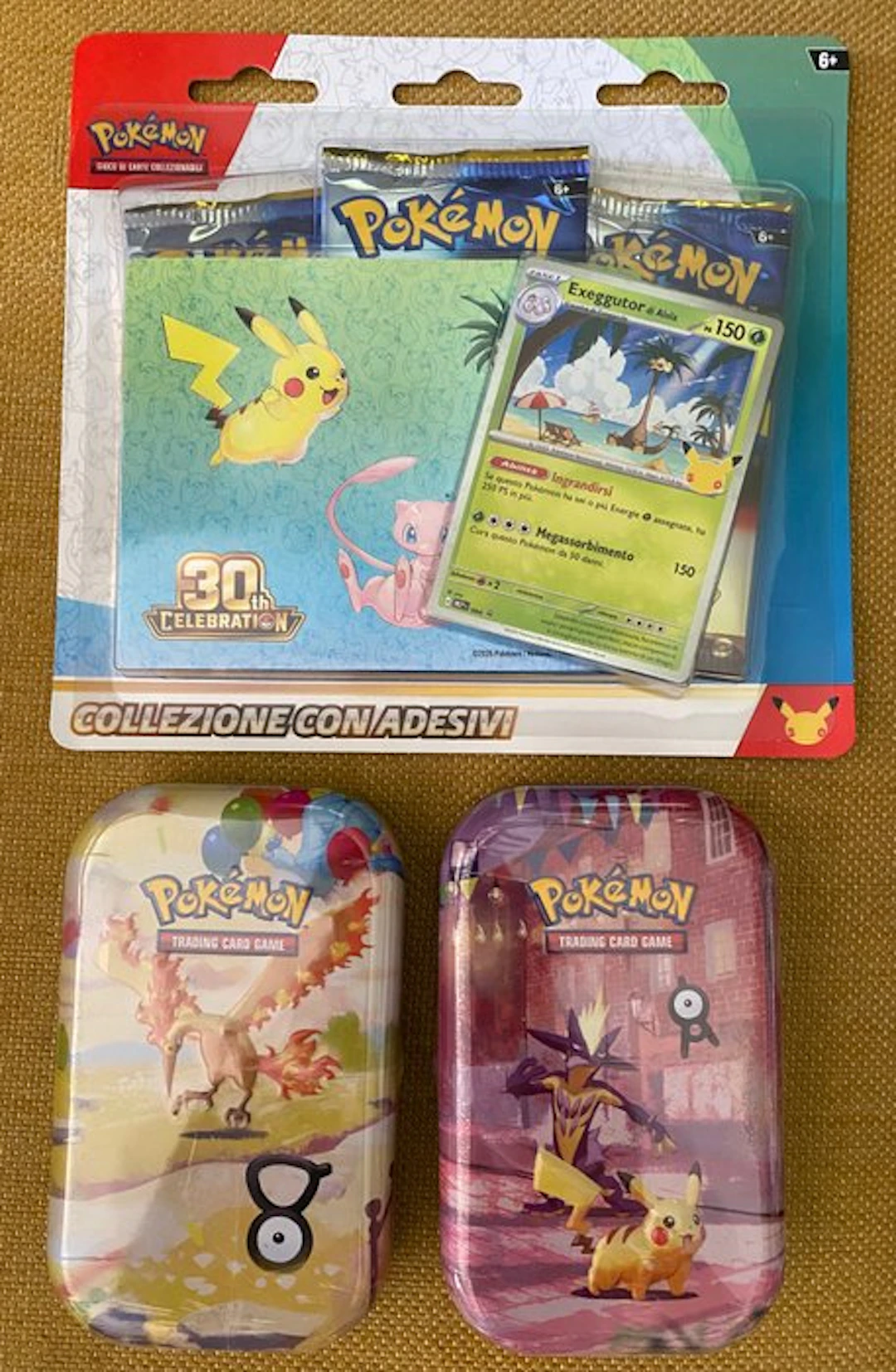Pokémon - 3 Blister pack - Mini Tin e Collezione con adesivi