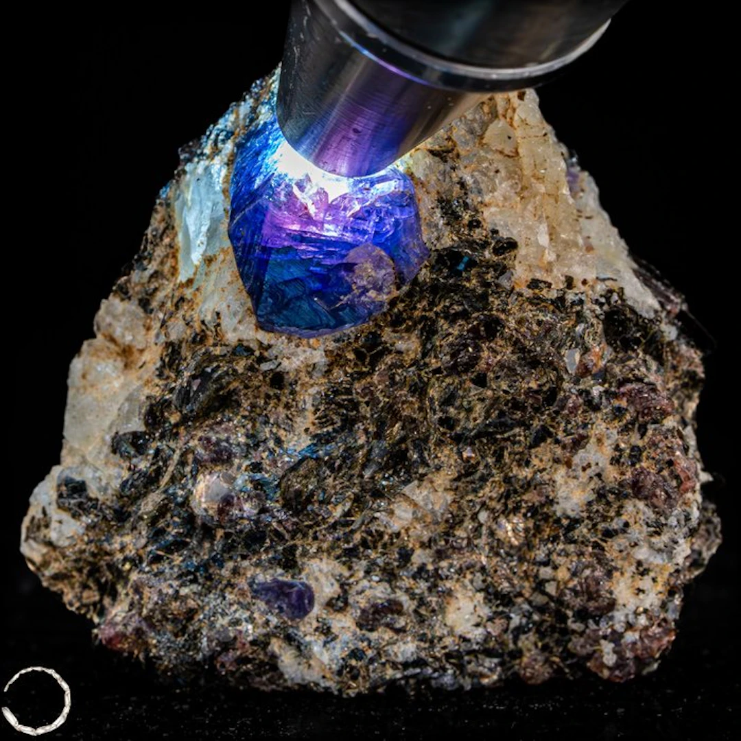 Natural large sapphire crystal on Matrix - 203.55 ct- 40.71 g