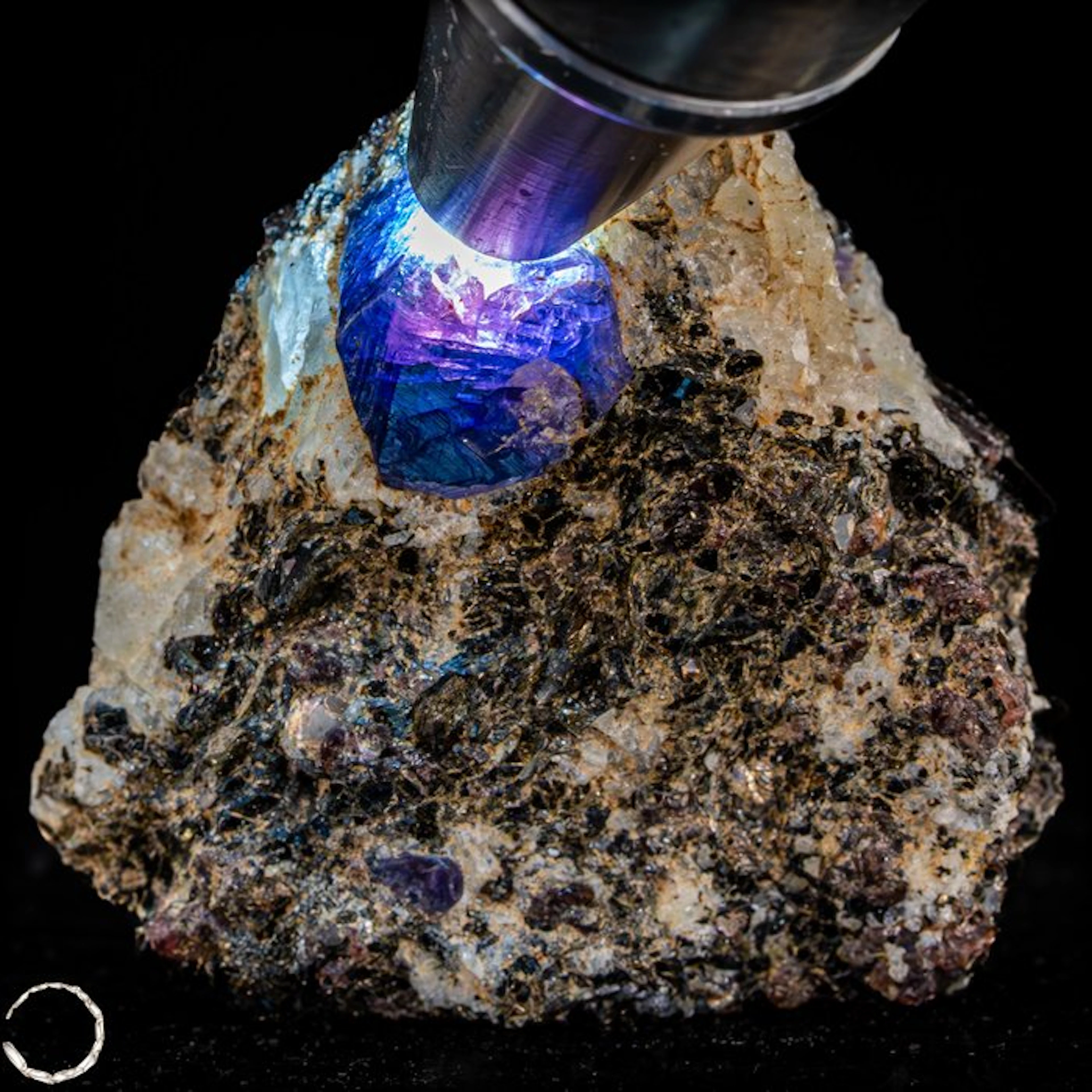 Natural large sapphire crystal on Matrix - 203.55 ct- 40.71 g