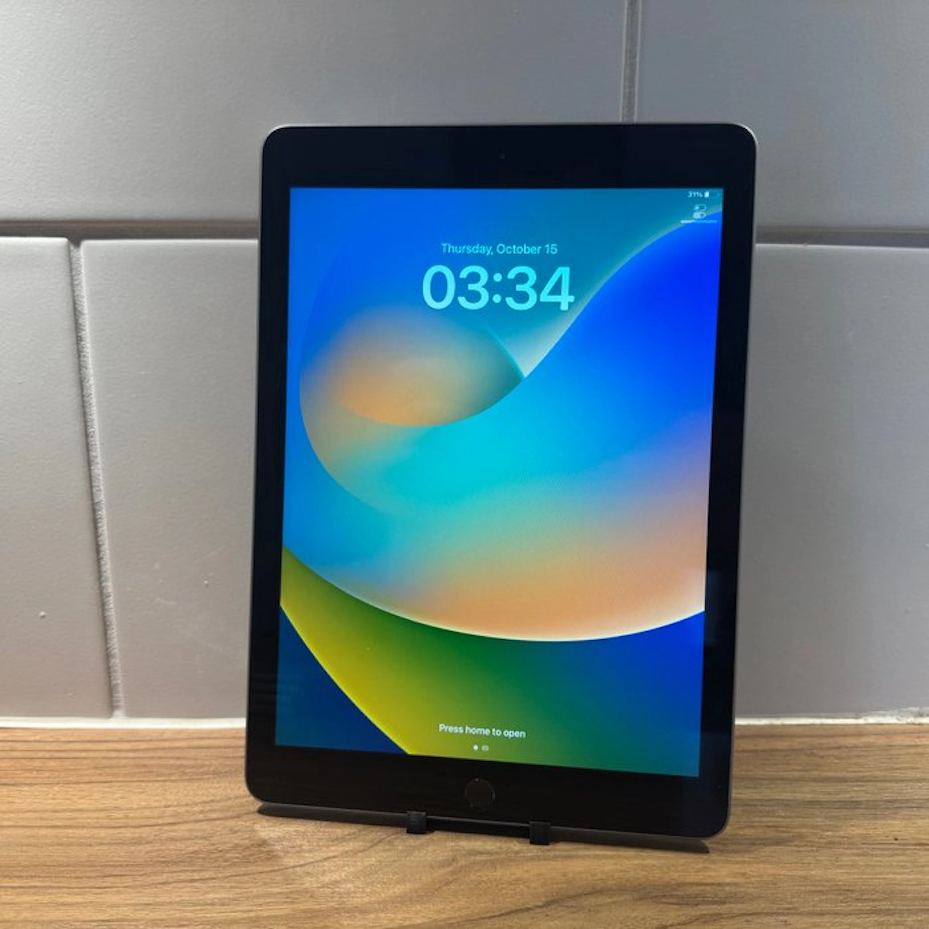 Apple iPad (5th Generation) 128GB Wifi - Mobile phone
