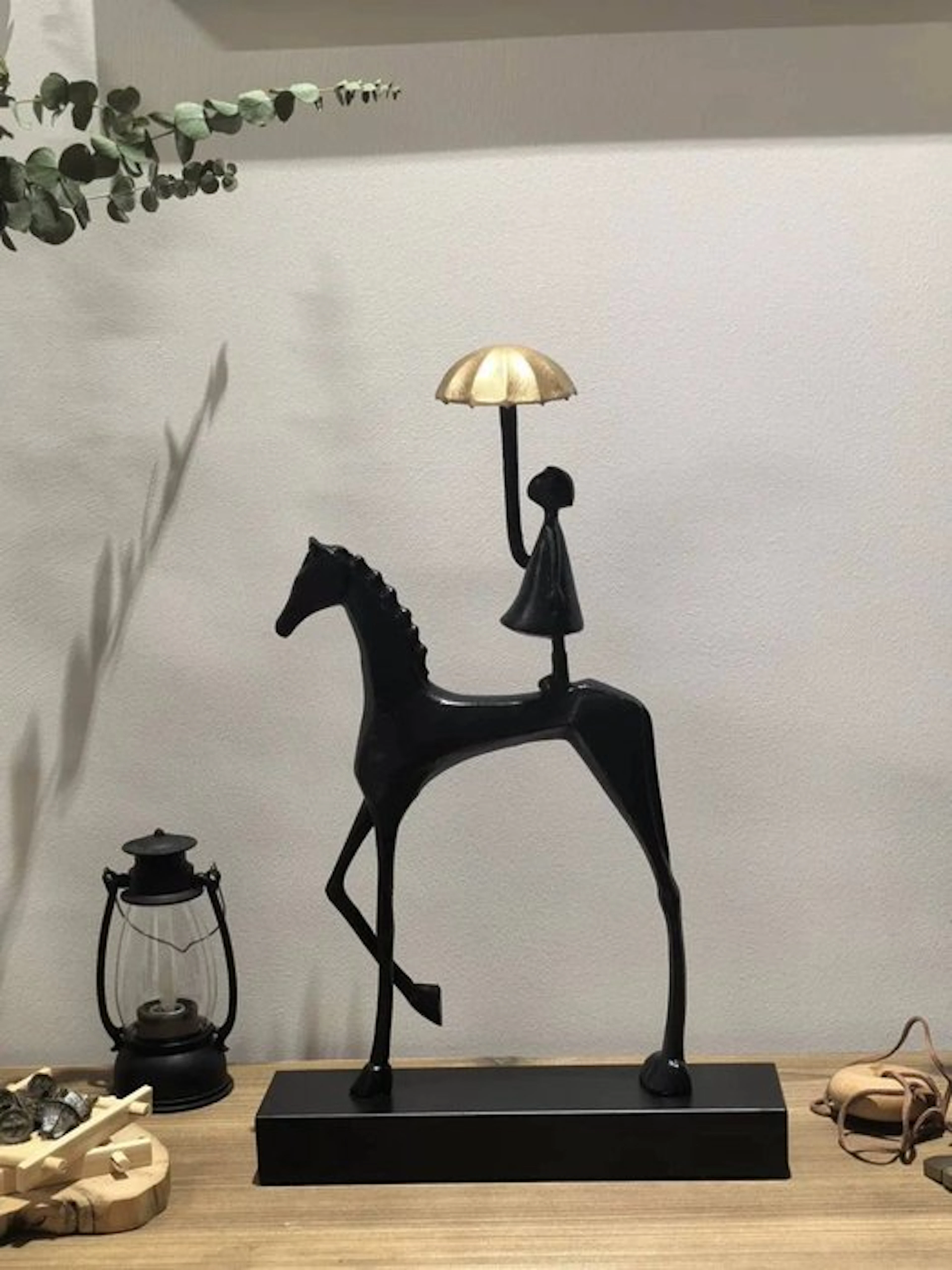 Nordic-style art ornament: Girl with an umbrella on her back - Statue