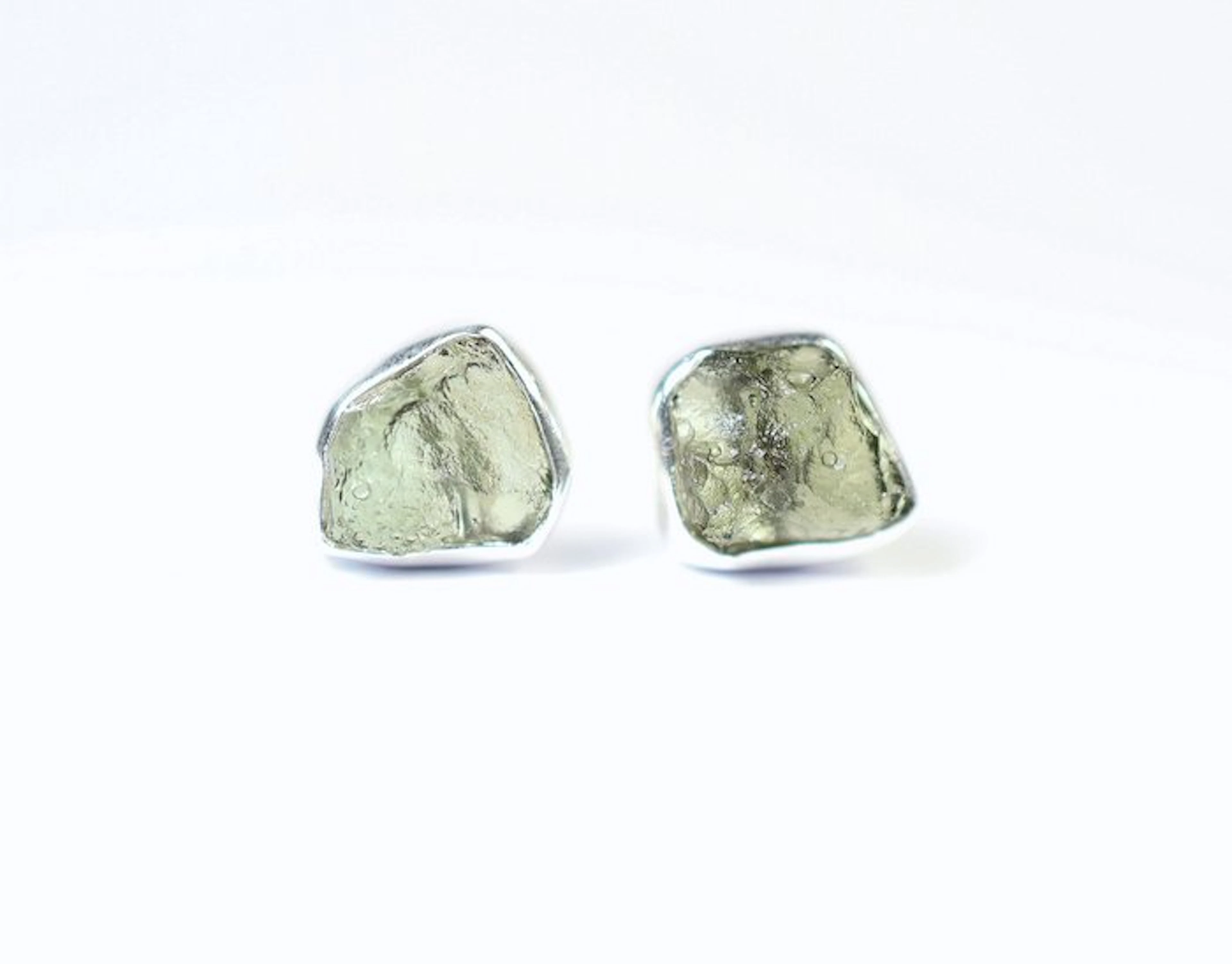 2 Moldavite ear studs / rough / new 925. Sterling Silver - 1.92 g - (2)