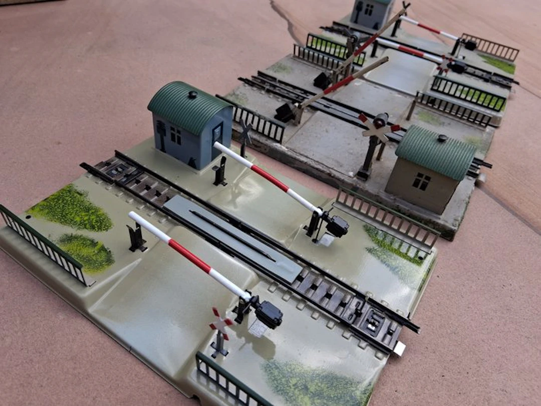 Märklin H0 - 457/7390 - Model train scenery (3) - 3x mechanischer Bahnübergang