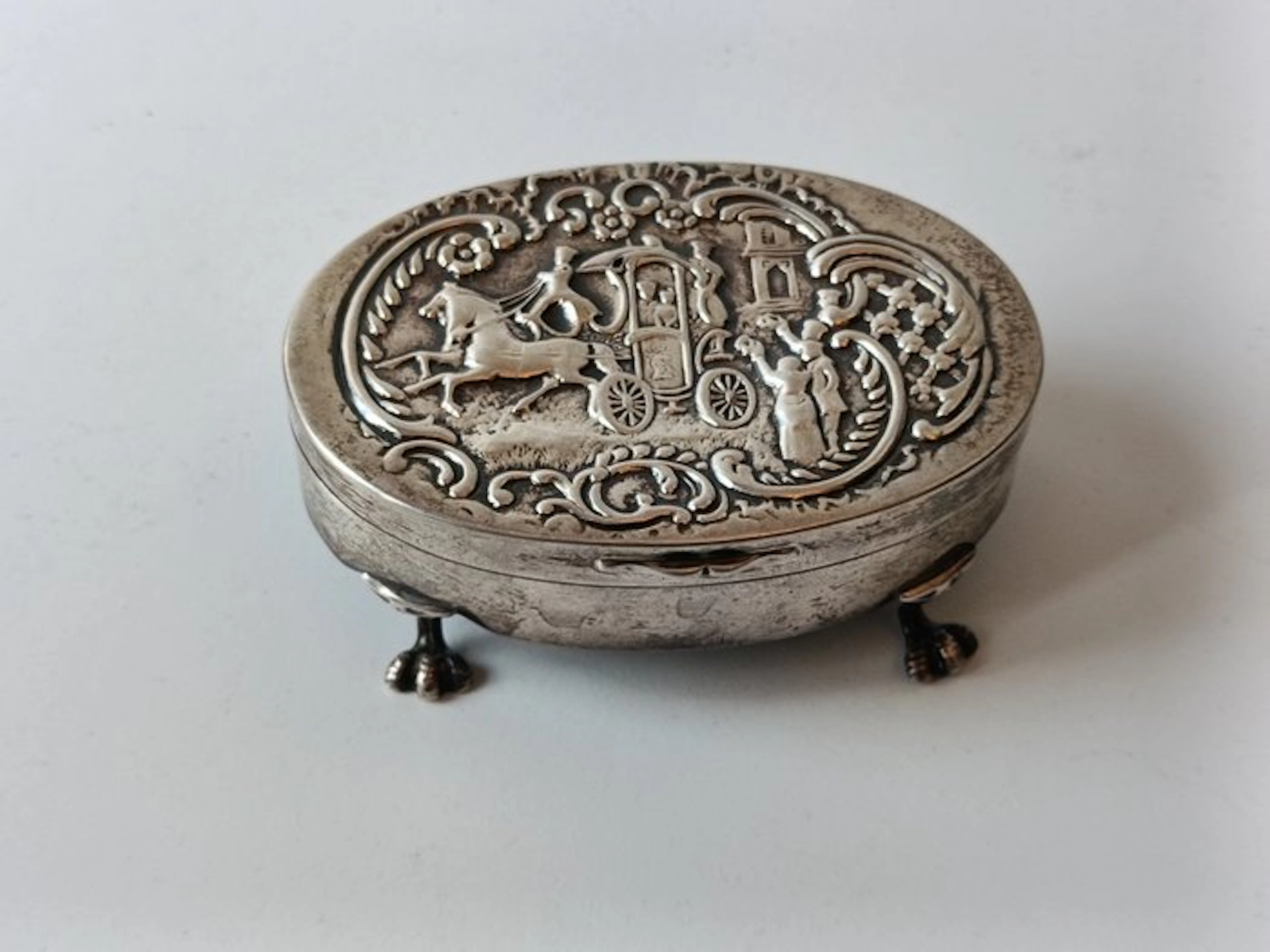 Jewellery box - Silver with repoussé decorations depicting a real-life scene.