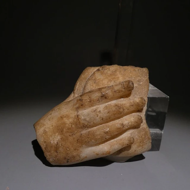 Ancient Roman Marble Hand with phiale of an sculpture. 8 cm L.