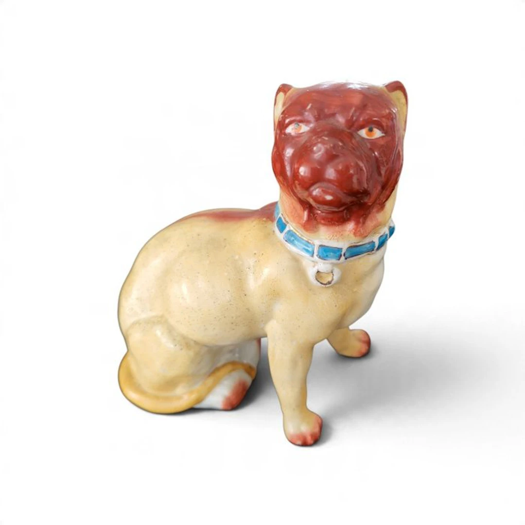 Figurine - Porseleinen beeldje van een zittende mopshond,pugdog - Porcelain