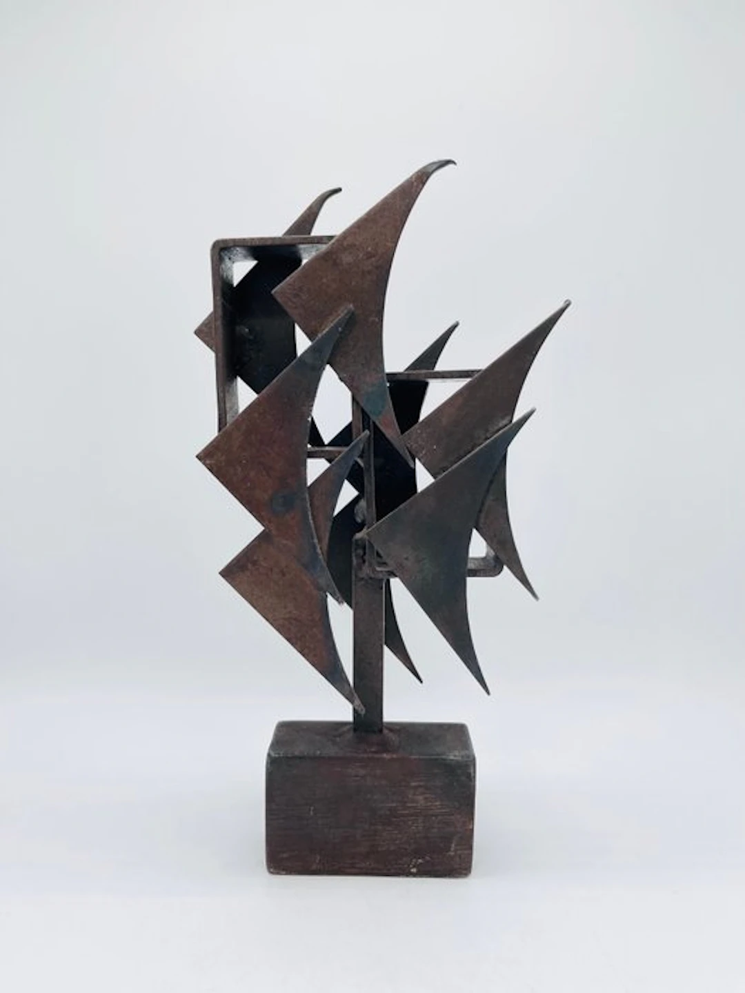 Figure - A figure with stylized fishes made of patinated iron