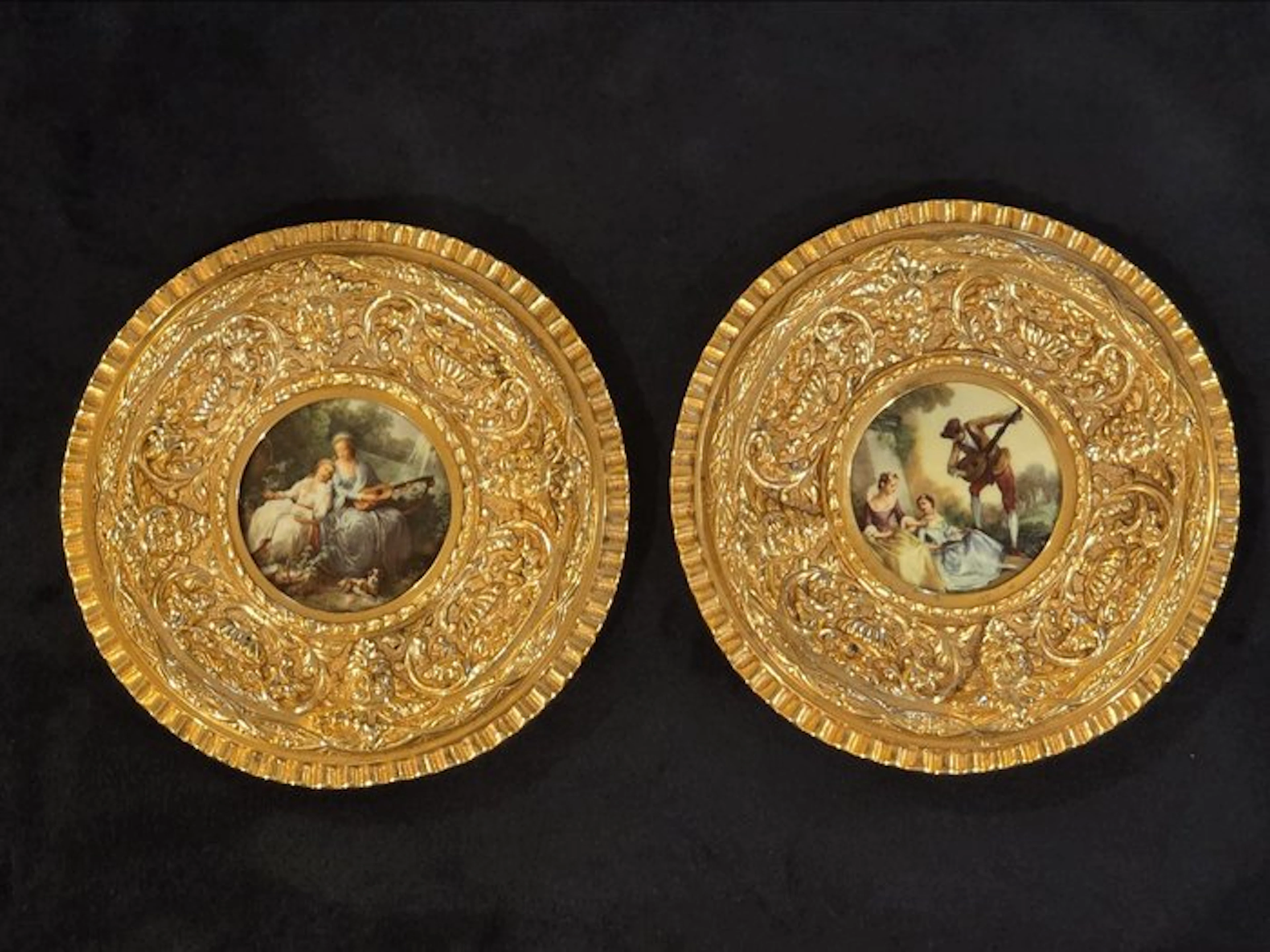 Dish (2) - Gilt brass - Pair of brass bronze plates