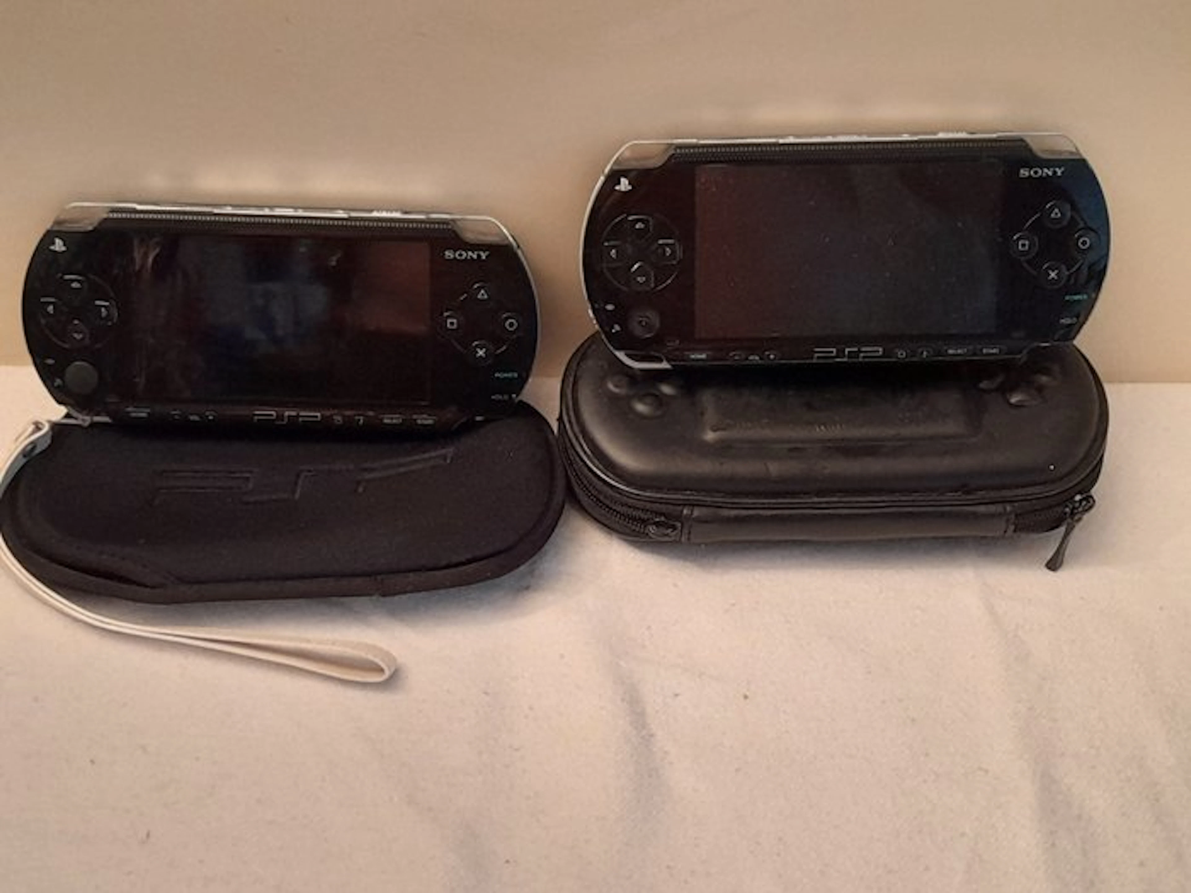 Sony - Playstation Portable (PSP) - 2× PlayStation...