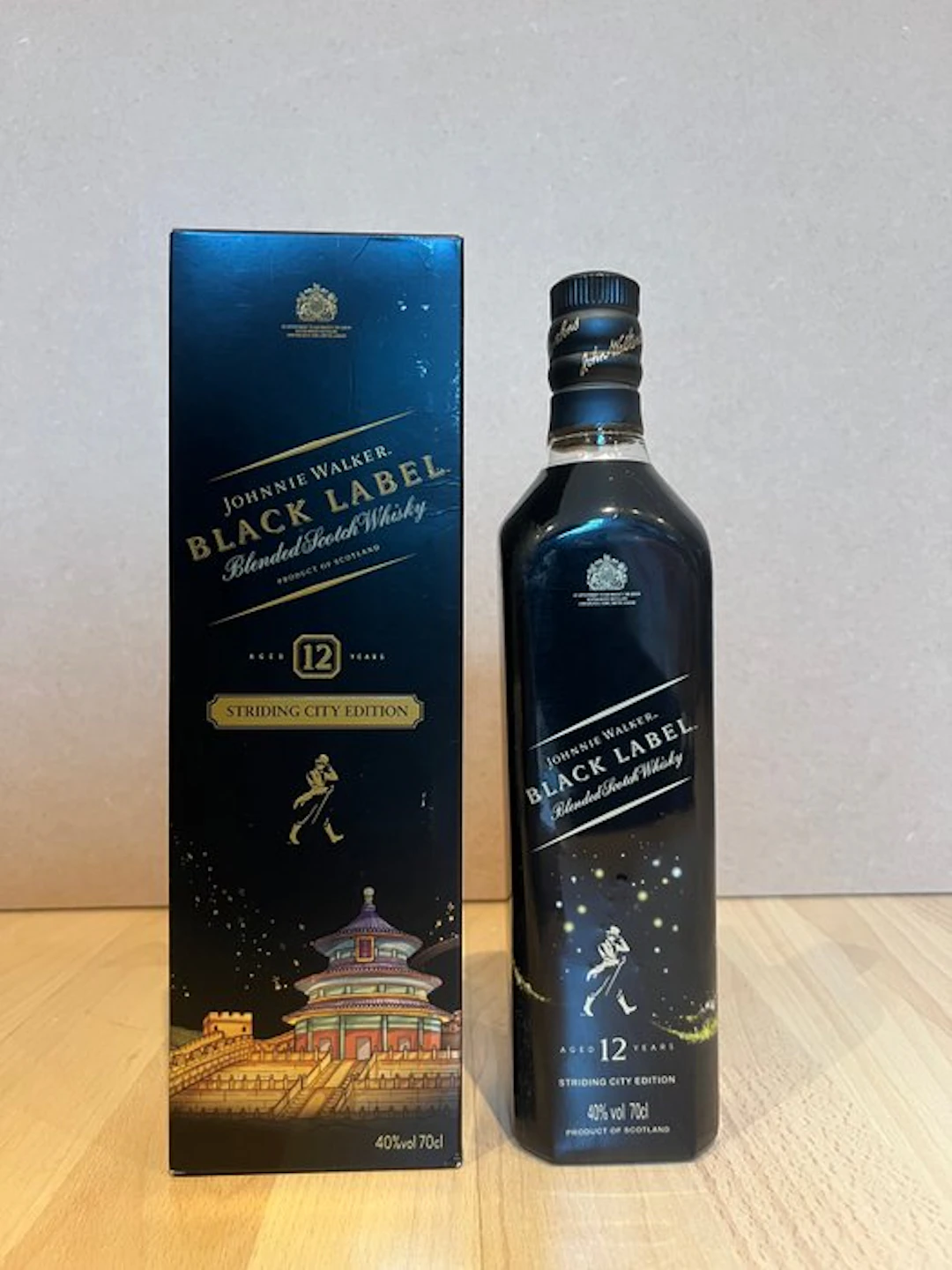 Johnnie Walker 12 years old Black Label - Striding City Edition - 70cl