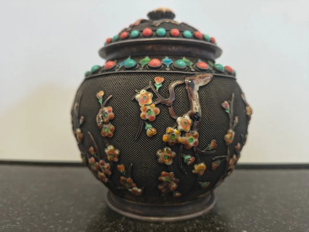 Antique Vessel - Exquisite Chinese cloisonné tea caddy of the Qing Dynasty