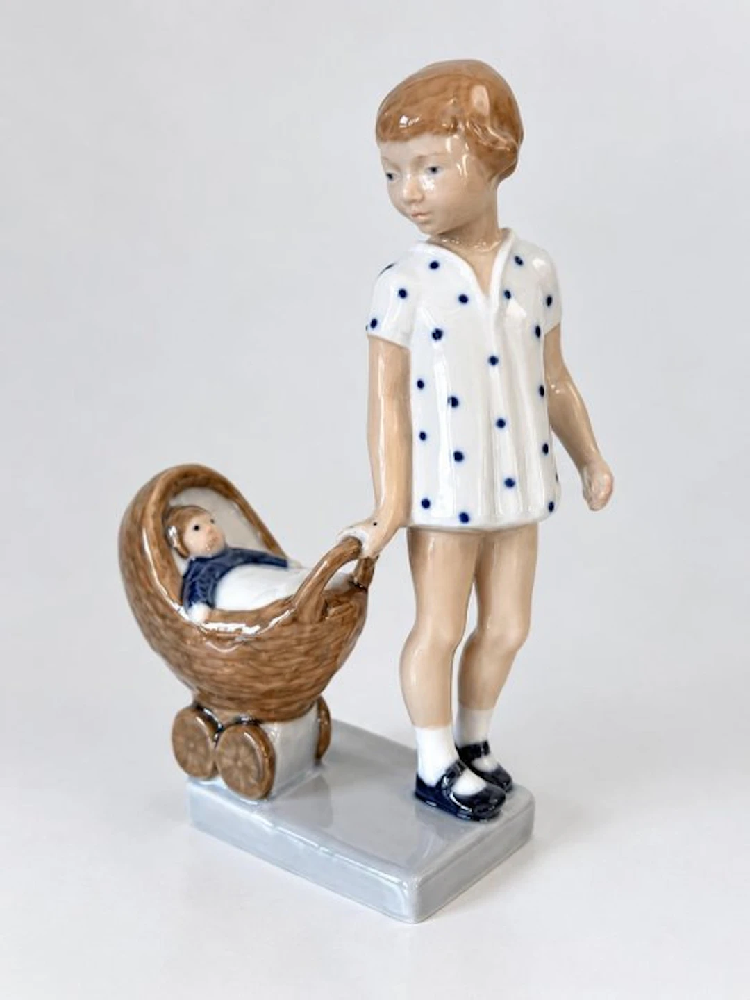 Royal Copenhagen - Figurine - Pige med dukkevogn - Porcelain