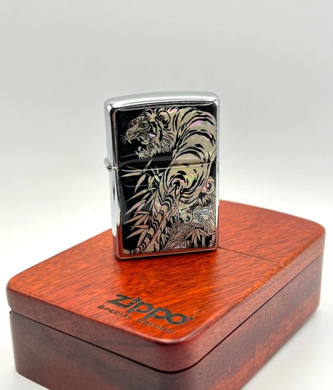 Zippo - Art Tiger Genuine Mother of Pearl Inlay (2007)...