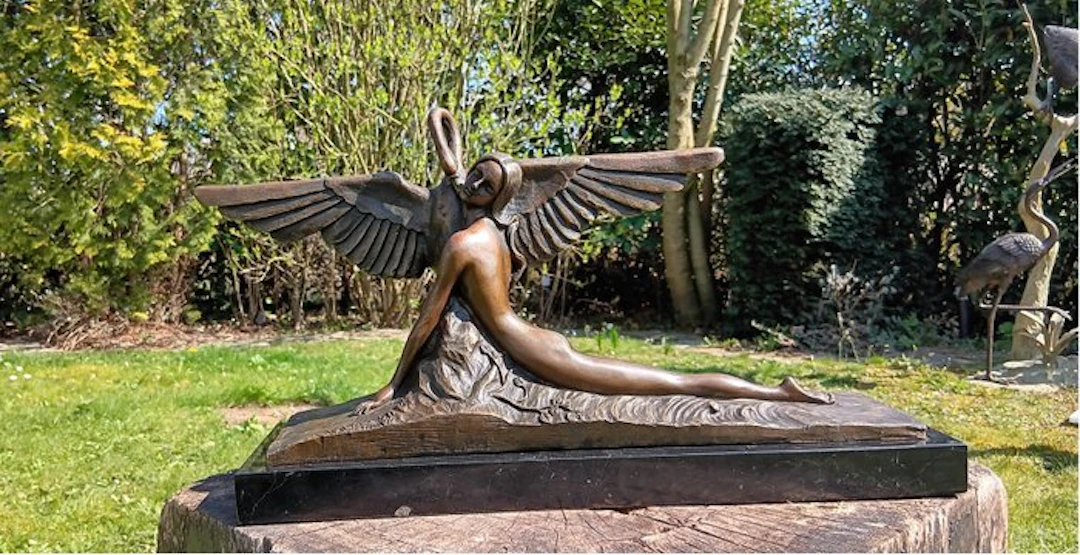 Sculpture, art deco vrouw met zwaan - 25 cm - Bronze