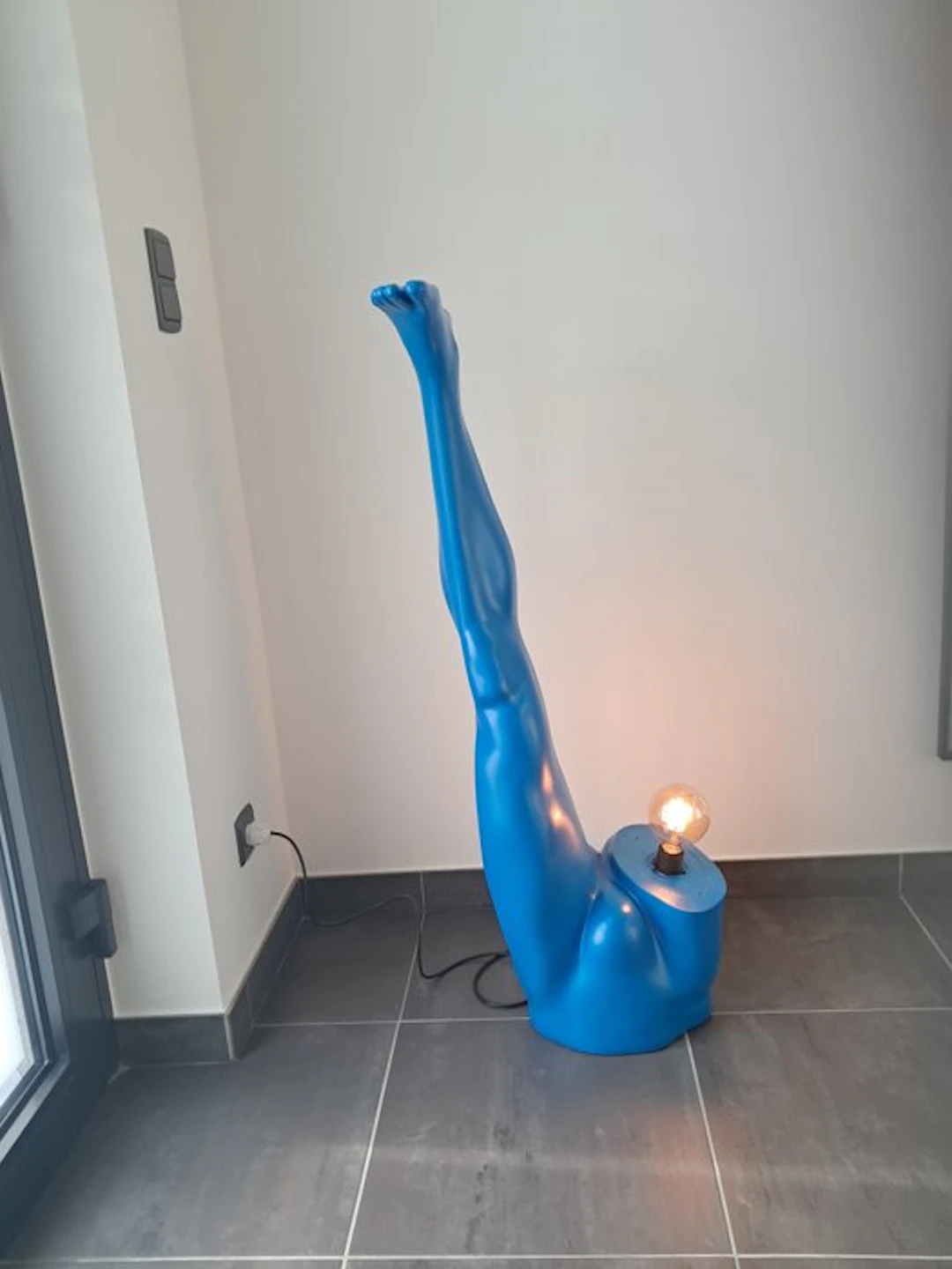 Pop Art Sculpturale Vloerlamp/benenlamp - Uplighter floor lamp - Resin